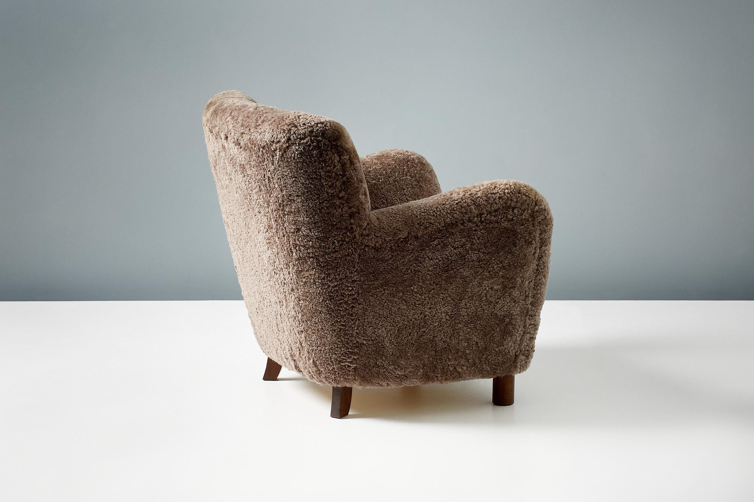 https://a.1stdibscdn.com/pair-of-custom-made-model-54-sheepskin-lounge-chairs-for-sale-picture-8/f_67442/f_289401021654194676521/20210810_DagmarLondon_Batch_062_203_r1_srgb_master.jpg