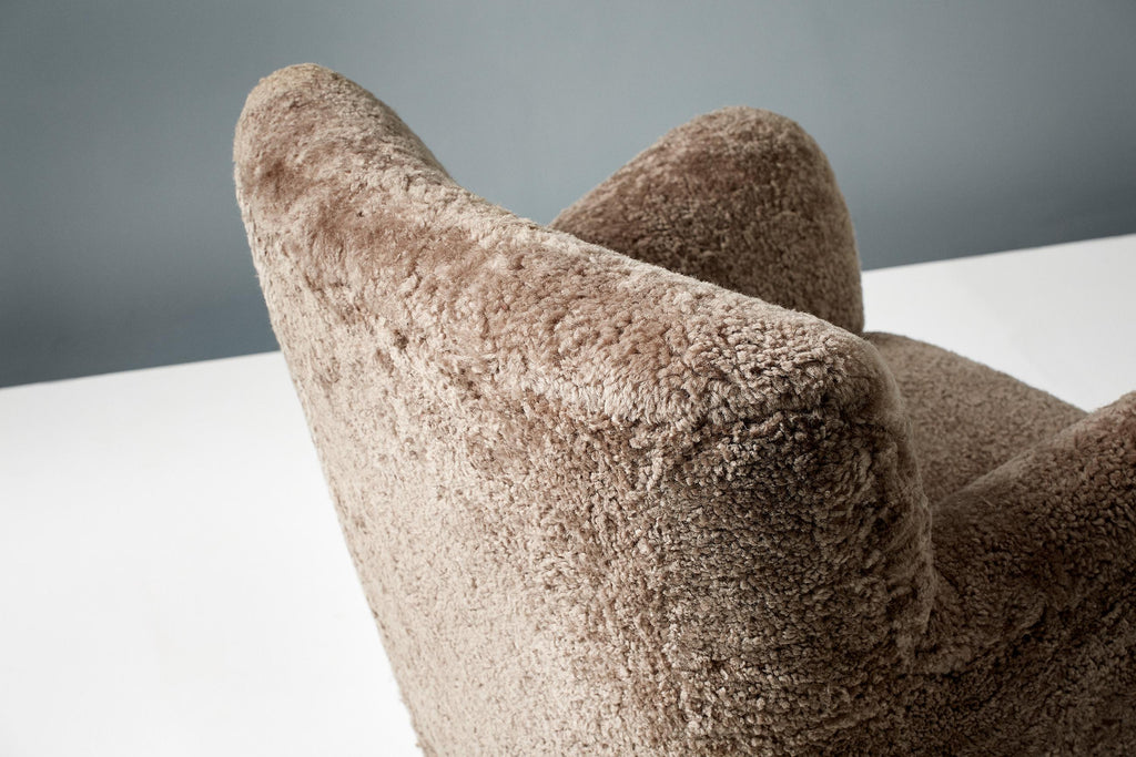 https://a.1stdibscdn.com/pair-of-custom-made-model-54-sheepskin-lounge-chairs-for-sale-picture-10/f_67442/f_289401021654194680127/20210810_DagmarLondon_Batch_062_205_r1_srgb_master.jpg