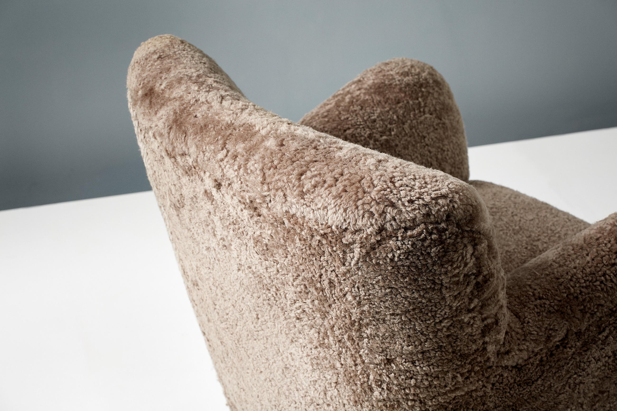 https://a.1stdibscdn.com/pair-of-custom-made-model-54-sheepskin-lounge-chairs-for-sale-picture-10/f_67442/f_289401021654194680127/20210810_DagmarLondon_Batch_062_205_r1_srgb_master.jpg