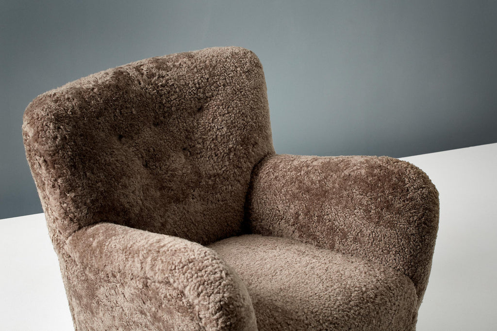 https://a.1stdibscdn.com/pair-of-custom-made-model-54-sheepskin-lounge-chairs-for-sale-picture-9/f_67442/f_289401021654194683762/20210810_DagmarLondon_Batch_062_206_r1_srgb_master.jpg
