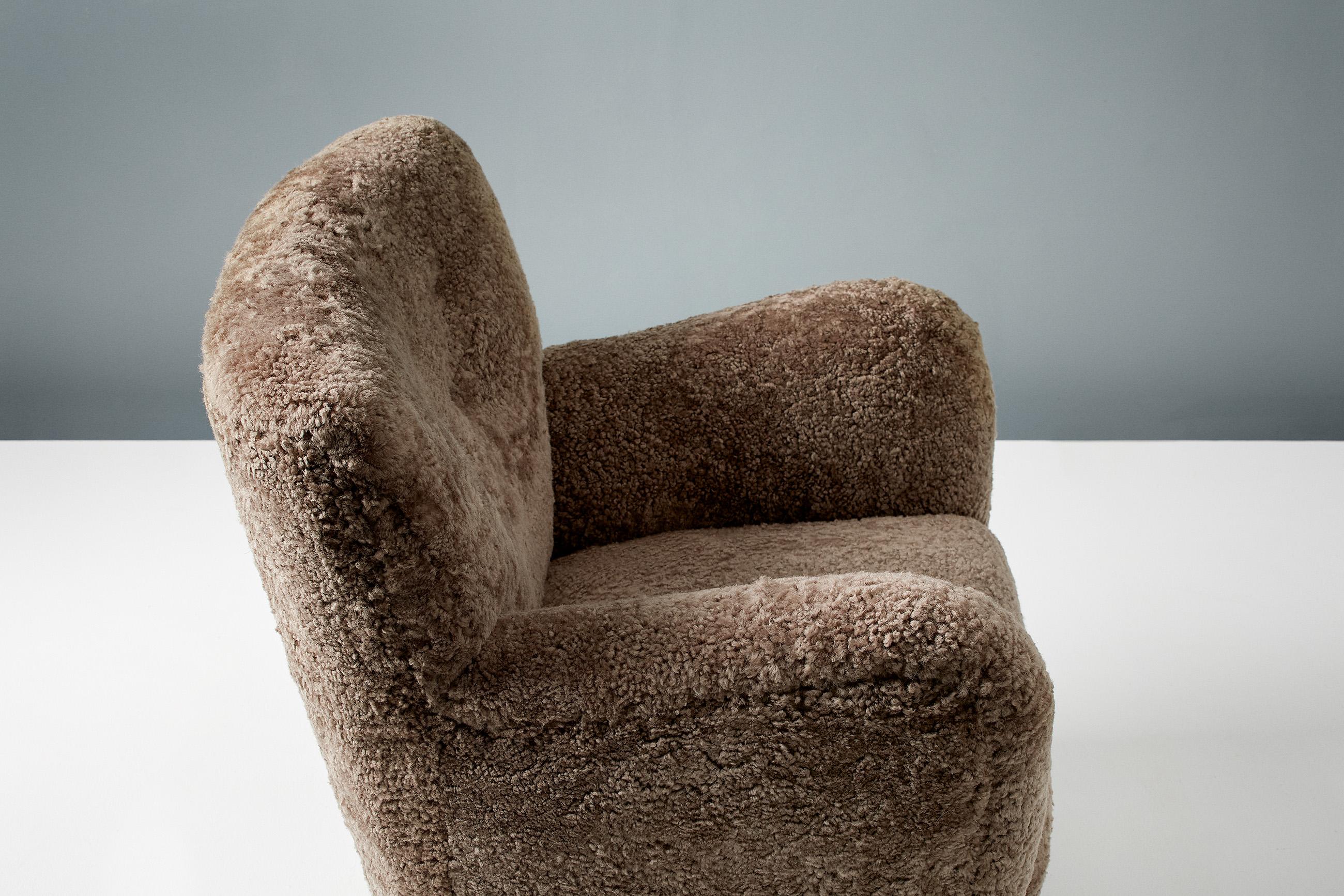 https://a.1stdibscdn.com/custom-made-model-54-sheepskin-lounge-chair-for-sale-picture-11/f_67442/f_289404821654195413851/20210810_DagmarLondon_Batch_062_209_r1_srgb_master.jpg
