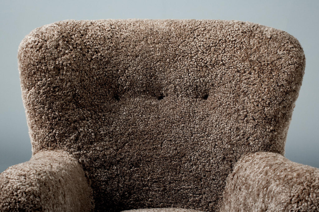 https://a.1stdibscdn.com/pair-of-custom-made-ryo-sheepskin-lounge-chairs-for-sale-picture-4/f_67442/f_289515121654264653109/20210903_DagmarLondon_Batch_063_037_r1_srgb_master.jpg