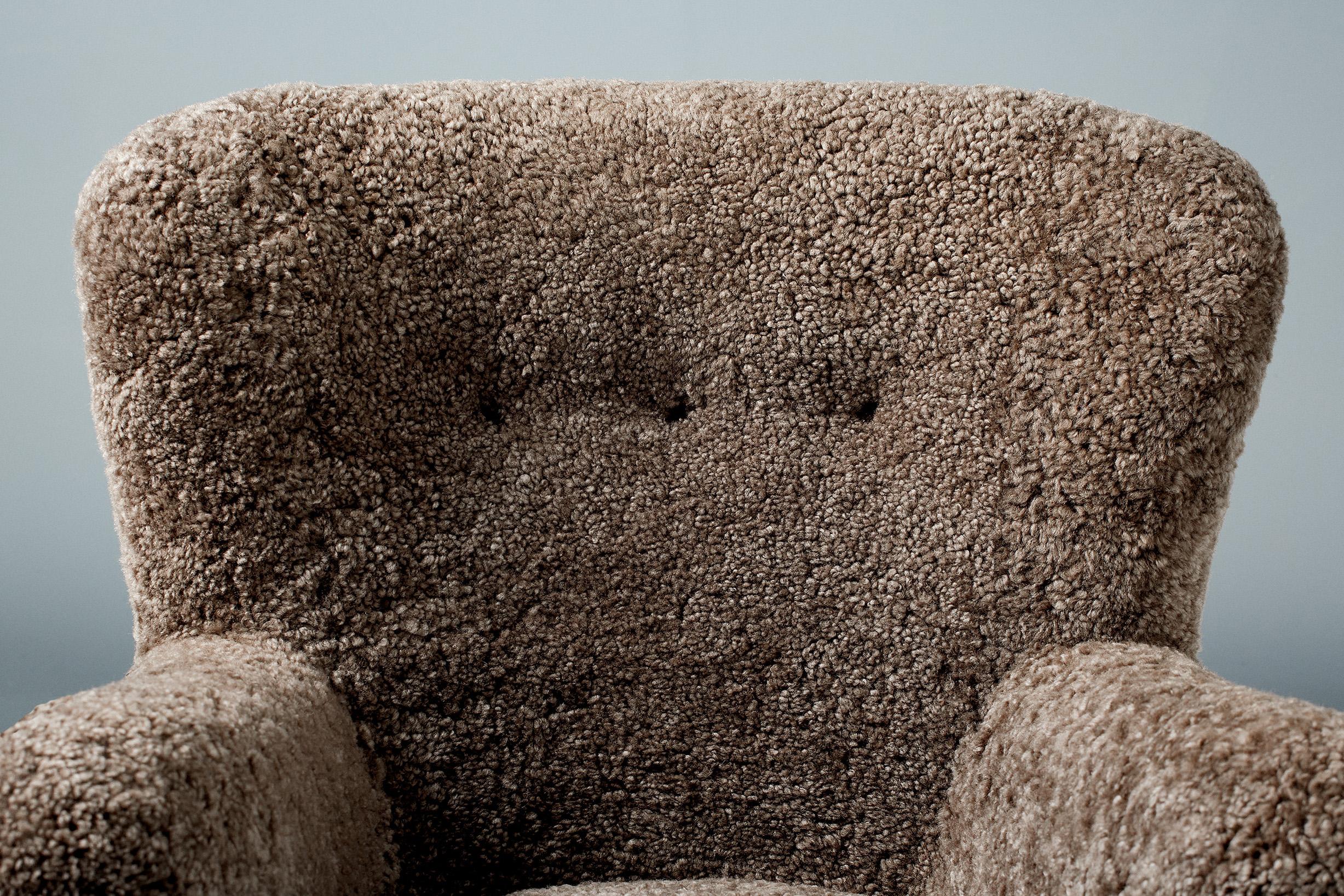 https://a.1stdibscdn.com/pair-of-custom-made-ryo-sheepskin-lounge-chairs-for-sale-picture-4/f_67442/f_289515121654264653109/20210903_DagmarLondon_Batch_063_037_r1_srgb_master.jpg