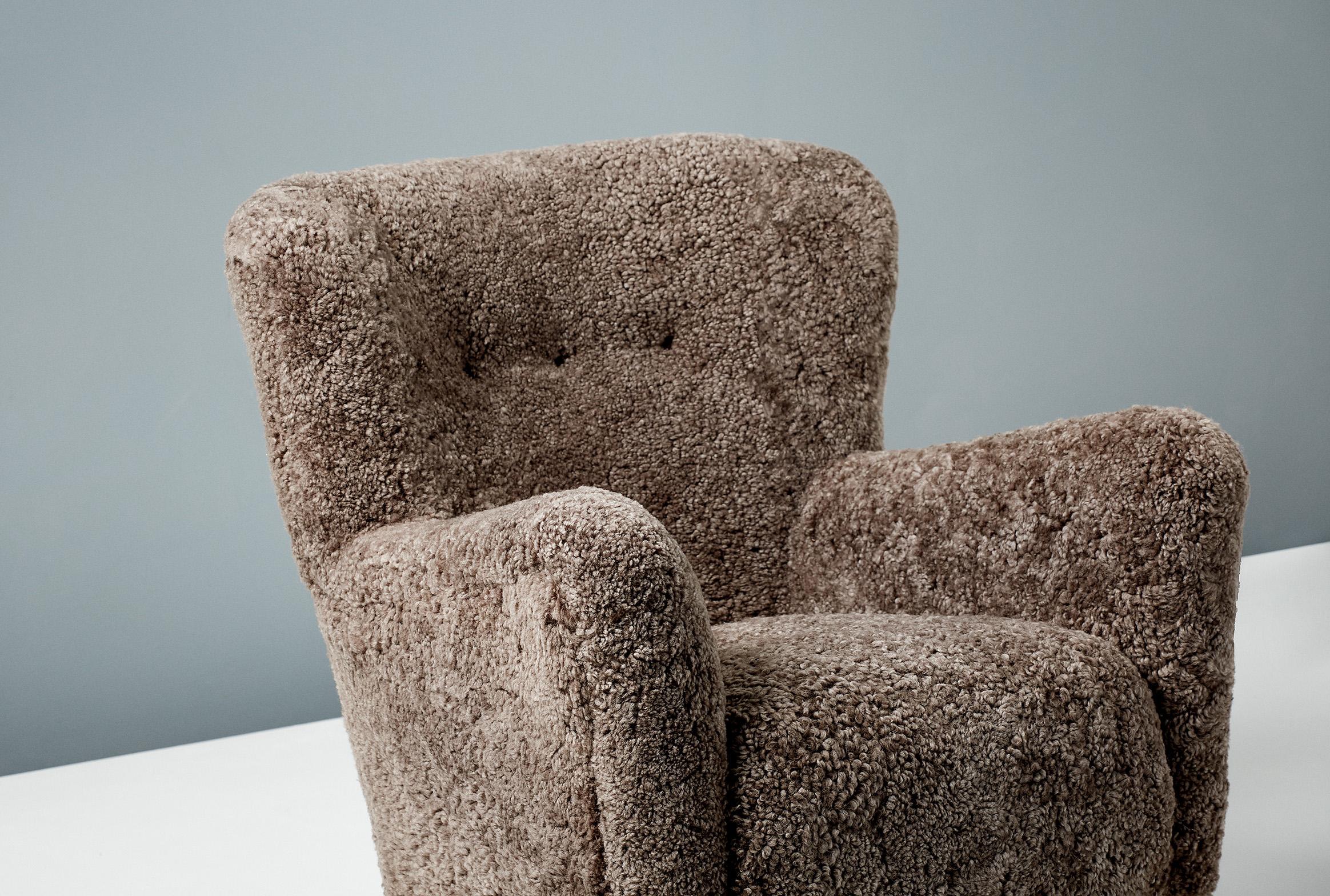 https://a.1stdibscdn.com/pair-of-custom-made-ryo-sheepskin-lounge-chairs-for-sale-picture-7/f_67442/f_289515121654264654195/20210903_DagmarLondon_Batch_063_040_r1_srgb_master.jpg