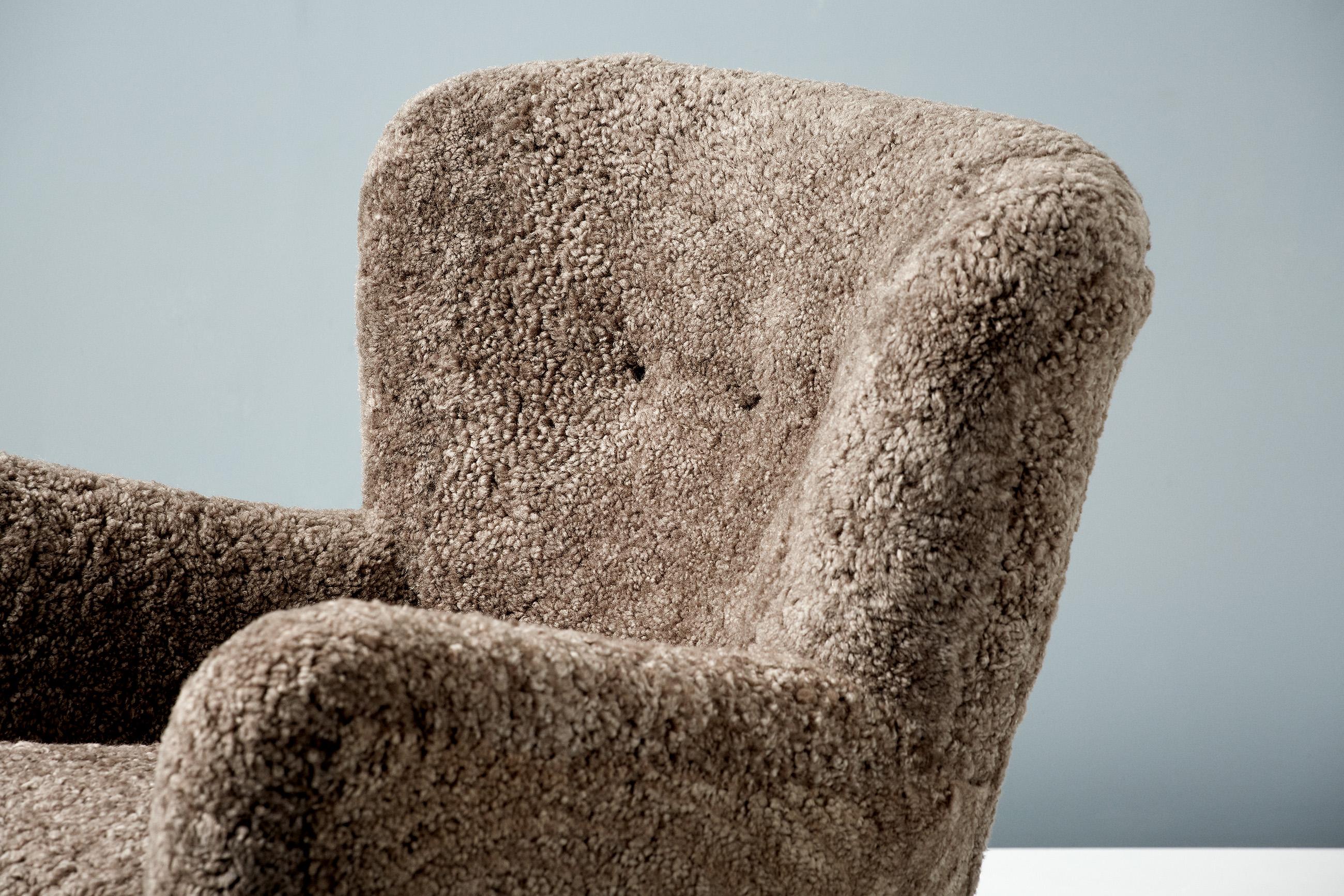 https://a.1stdibscdn.com/pair-of-custom-made-ryo-sheepskin-lounge-chairs-for-sale-picture-9/f_67442/f_289515121654264654931/20210903_DagmarLondon_Batch_063_044_r1_srgb_master.jpg