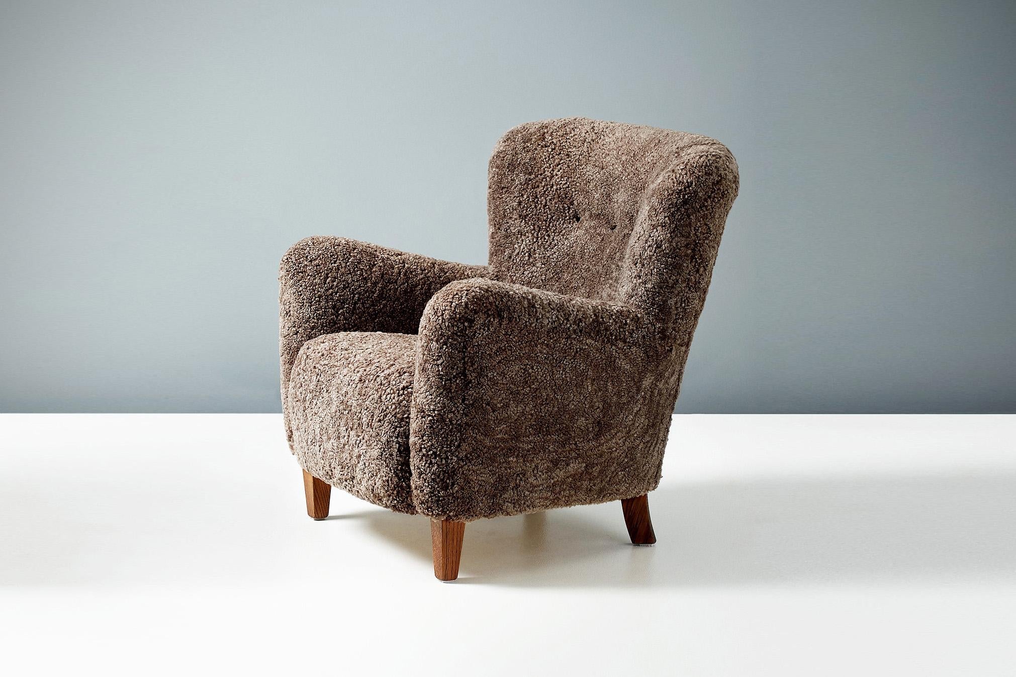 https://a.1stdibscdn.com/pair-of-custom-made-ryo-sheepskin-lounge-chairs-for-sale-picture-2/f_67442/f_289515121654264642544/20210903_DagmarLondon_Batch_063_045_042_r1_srgb_2_copy_master.jpg