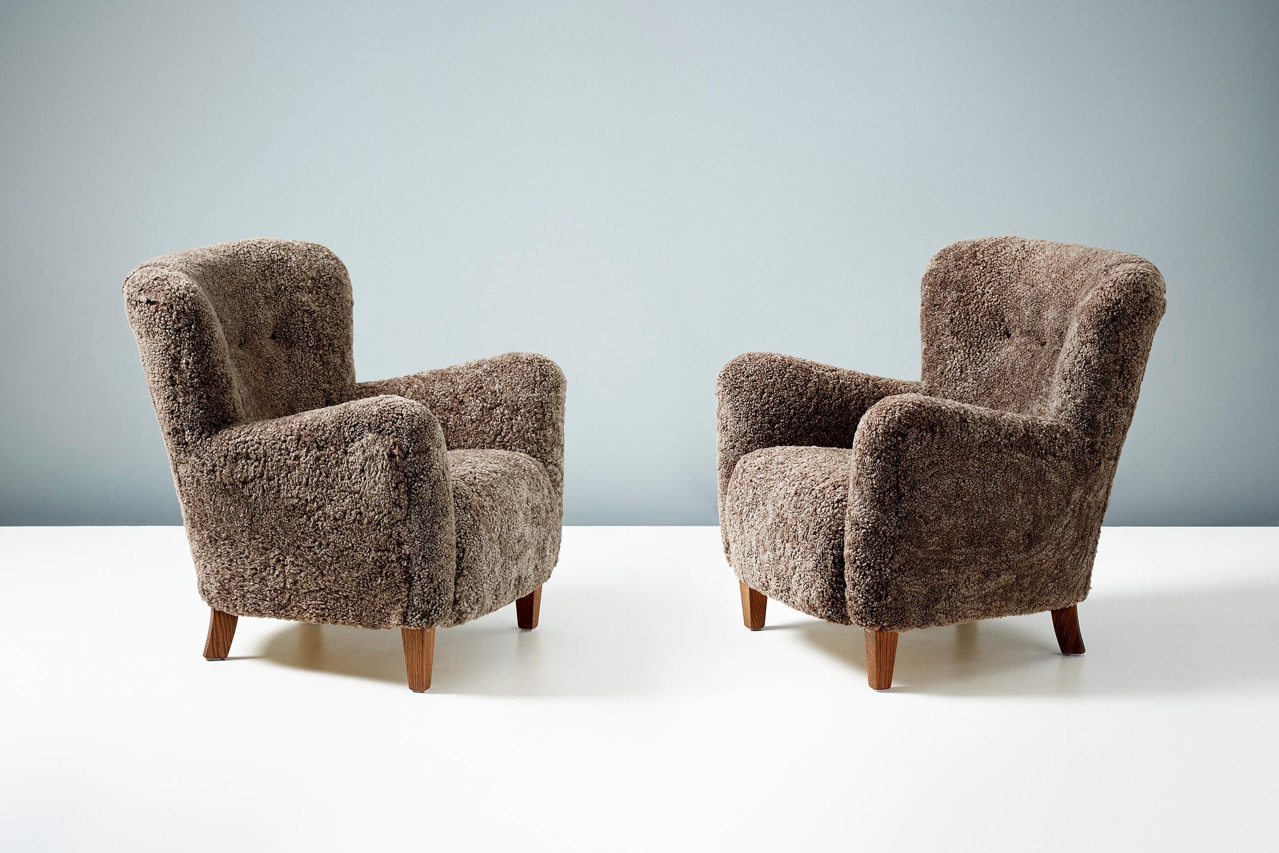 https://a.1stdibscdn.com/pair-of-custom-made-ryo-sheepskin-lounge-chairs-for-sale-picture-3/f_67442/f_289515121654264619798/20210903_DagmarLondon_Batch_063_045_042_r1_srgb_2_master.jpg