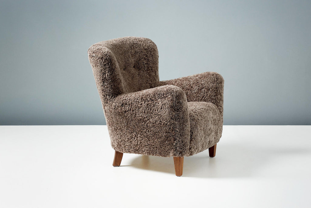 https://a.1stdibscdn.com/pair-of-custom-made-ryo-sheepskin-lounge-chairs-for-sale-picture-8/f_67442/f_289515121654264654911/20210903_DagmarLondon_Batch_063_045_r1_srgb_master.jpg