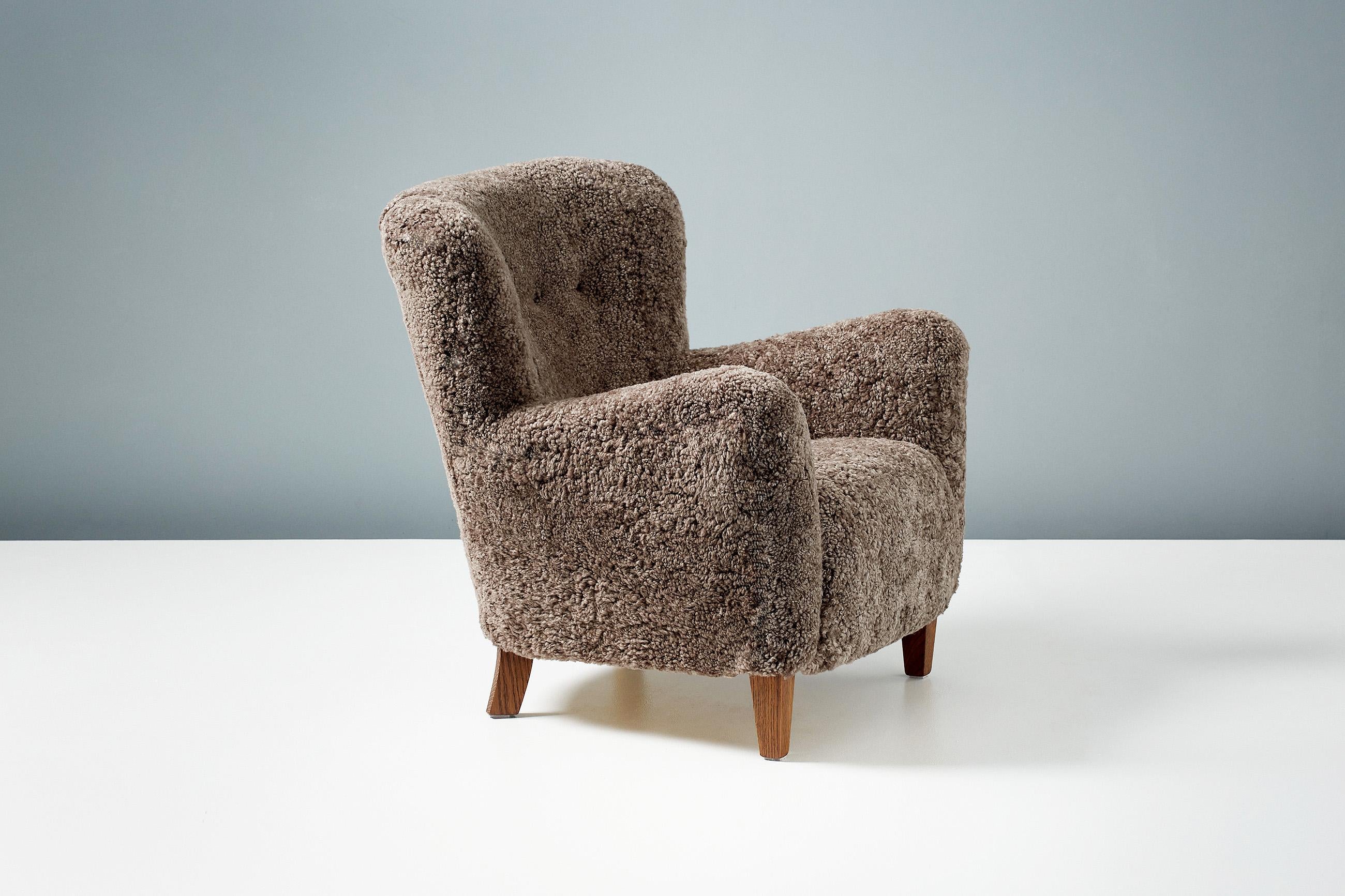 https://a.1stdibscdn.com/pair-of-custom-made-ryo-sheepskin-lounge-chairs-for-sale-picture-8/f_67442/f_289515121654264654911/20210903_DagmarLondon_Batch_063_045_r1_srgb_master.jpg