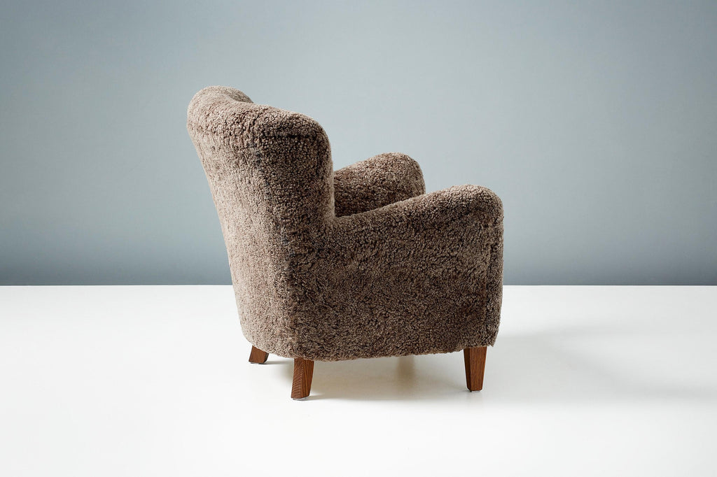 https://a.1stdibscdn.com/pair-of-custom-made-ryo-sheepskin-lounge-chairs-for-sale-picture-10/f_67442/f_289515121654264656206/20210903_DagmarLondon_Batch_063_057_r1_srgb_master.jpg