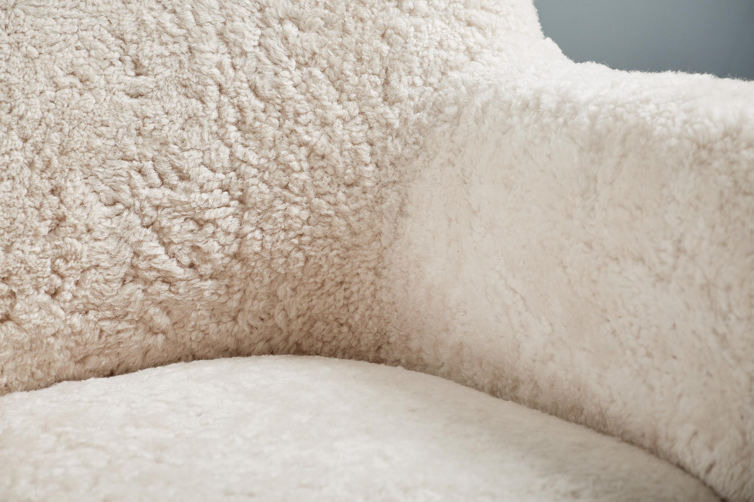 https://a.1stdibscdn.com/sheepskin-sampo-chair-ottoman-for-sale-picture-9/f_13332/f_362756921695381900627/20211011_Dagmar_Batch_0640130_r1_srgb_master.jpg