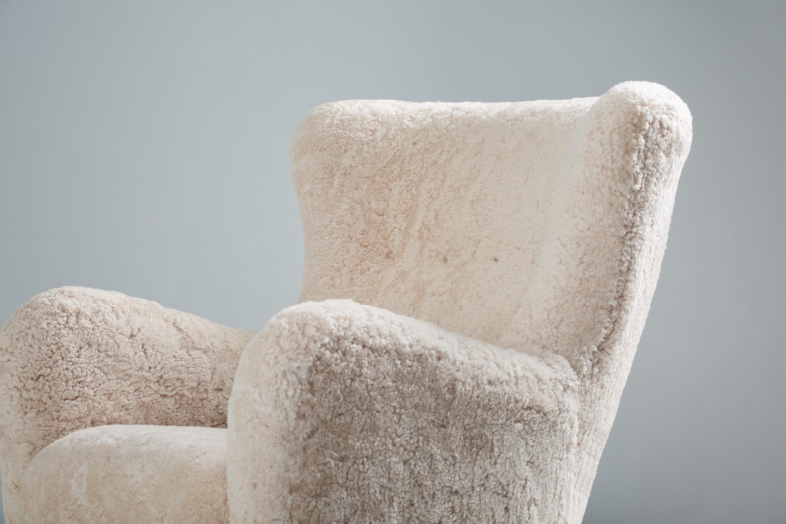https://a.1stdibscdn.com/custom-made-sampo-sheepskin-wing-chair-for-sale-picture-6/f_67442/f_306415521664530884401/20211011_Dagmar_Batch_0640136_r1_srgb_master.jpg