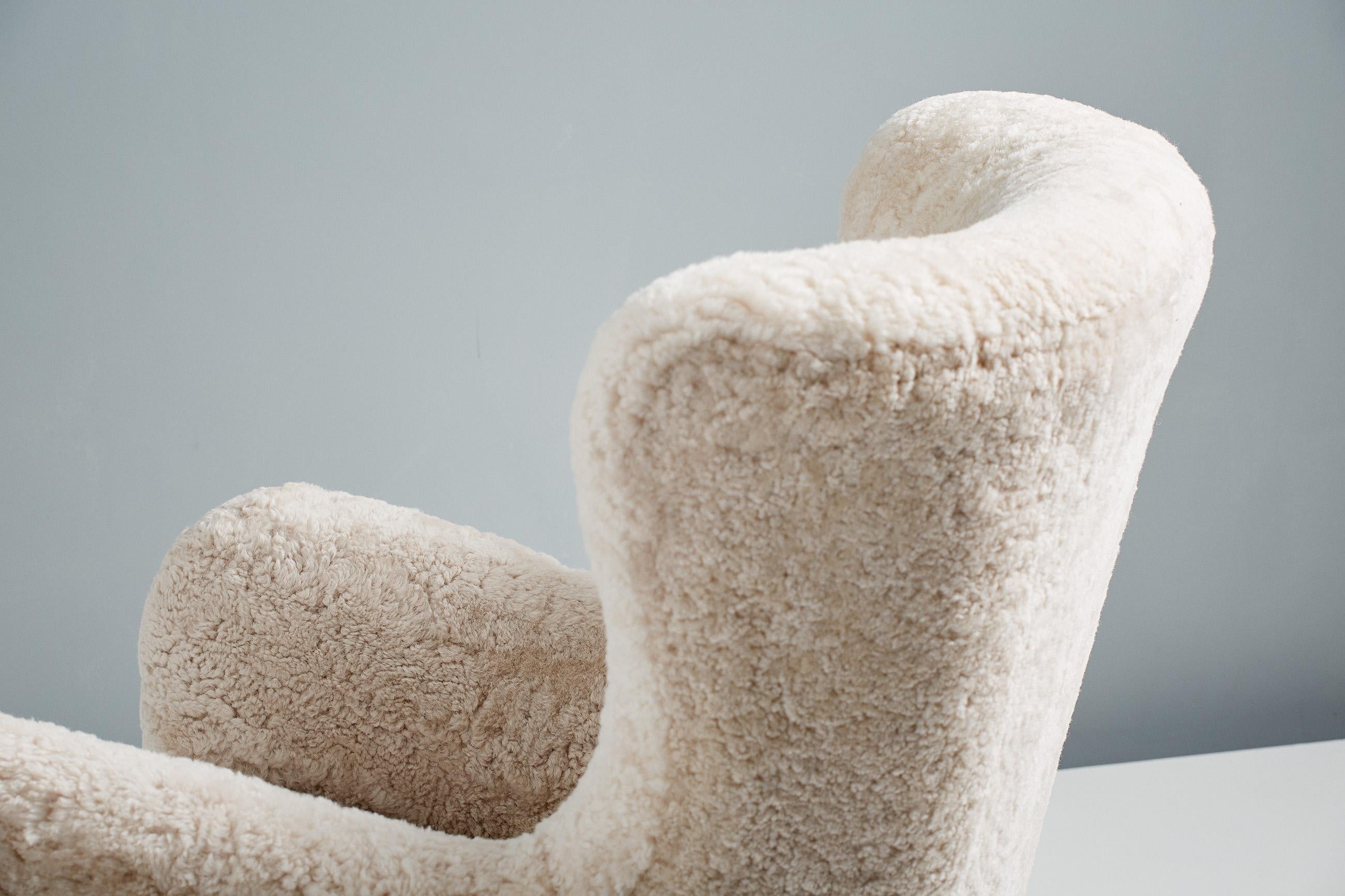 https://a.1stdibscdn.com/custom-made-sampo-sheepskin-wing-chair-for-sale-picture-8/f_67442/f_306415521664530885032/20211011_Dagmar_Batch_0640143_r1_srgb_master.jpg