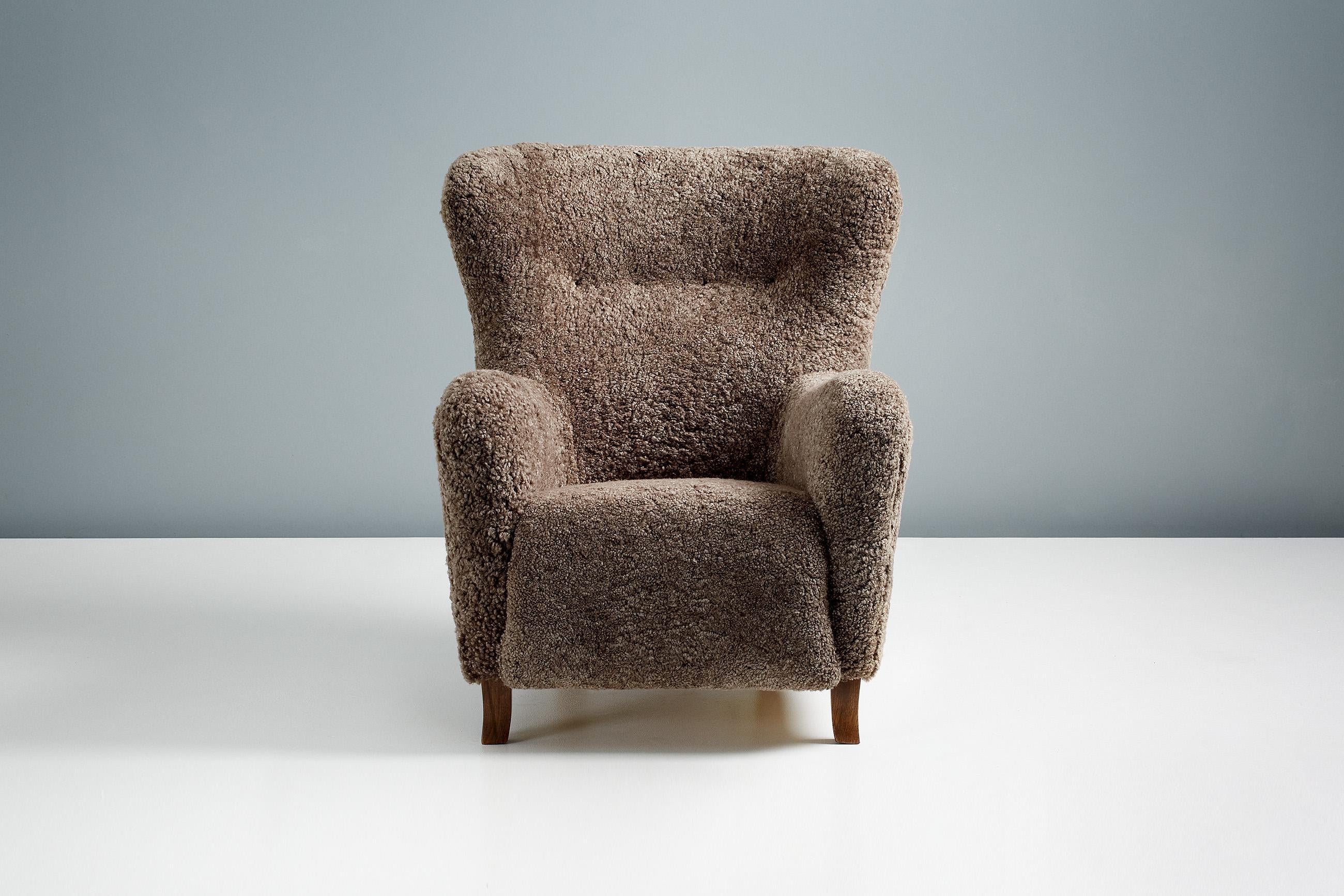 https://a.1stdibscdn.com/custom-made-sheepskin-wing-chair-for-sale-picture-2/f_13332/f_259762721635983144796/20211011_Dagmar_Batch_0640161_r1_srgb_master.jpg