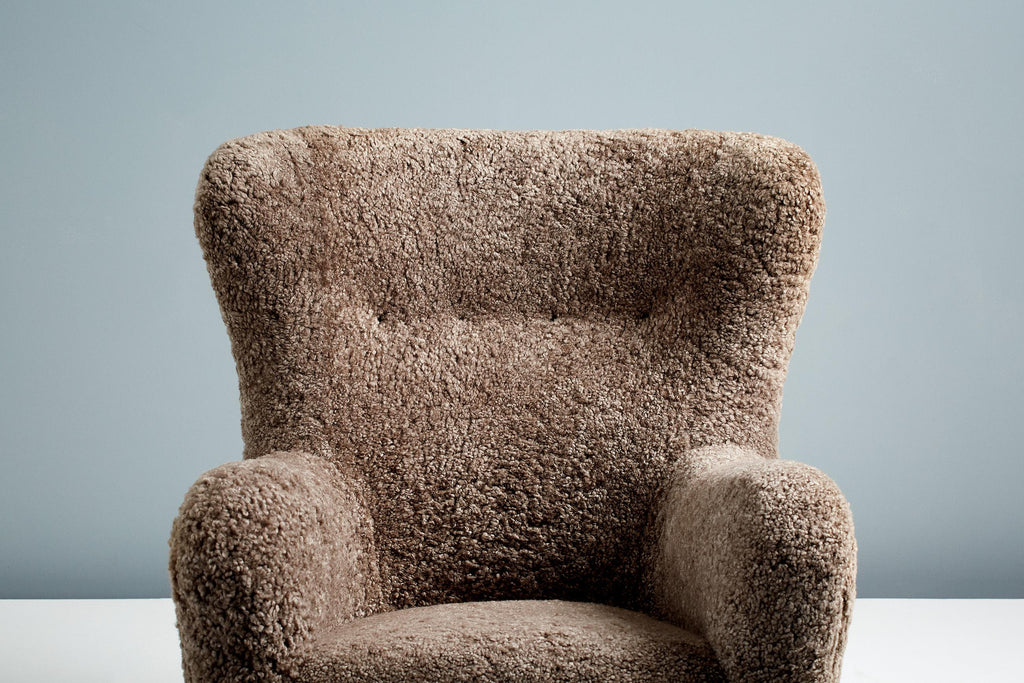 https://a.1stdibscdn.com/custom-made-sheepskin-wing-chair-for-sale-picture-3/f_13332/f_259762721635983146749/20211011_Dagmar_Batch_0640162_r1_srgb_master.jpg