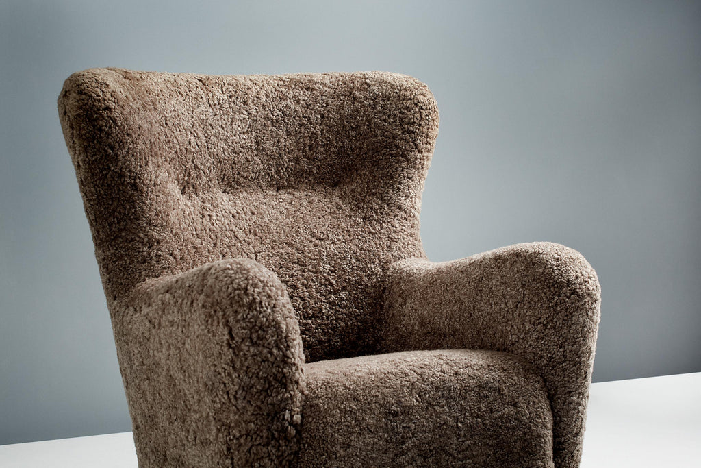 https://a.1stdibscdn.com/custom-made-sheepskin-wing-chair-for-sale-picture-6/f_13332/f_259762721635983146506/20211011_Dagmar_Batch_0640164_r1_srgb_master.jpg