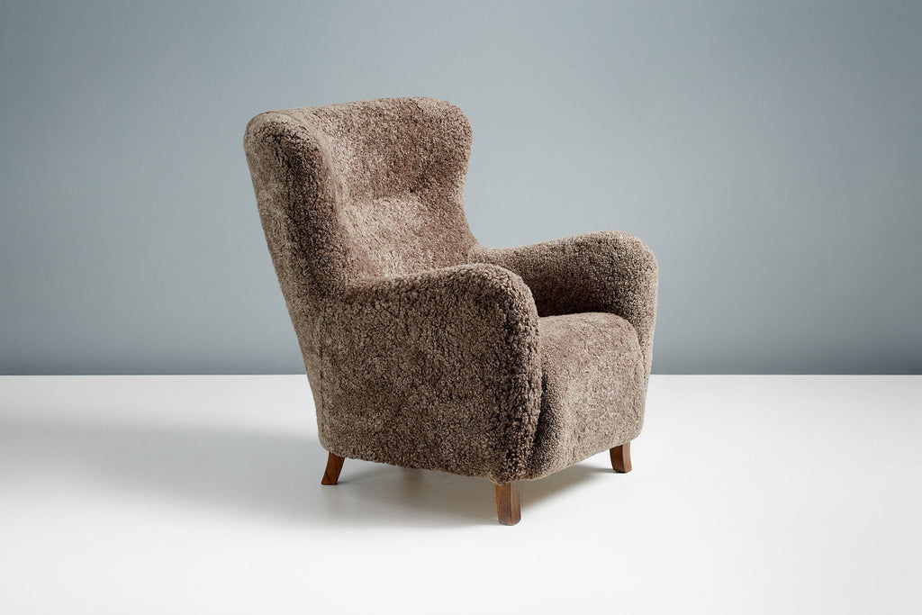 https://a.1stdibscdn.com/custom-made-sheepskin-wing-chair-for-sale-picture-7/f_13332/f_259762721635983144492/20211011_Dagmar_Batch_0640165_r1_srgb_master.jpg