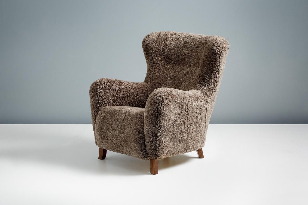 https://a.1stdibscdn.com/custom-made-sheepskin-wing-chair-for-sale-picture-4/f_13332/f_259762721635983153633/20211011_Dagmar_Batch_0640187_r1_srgb_master.jpg