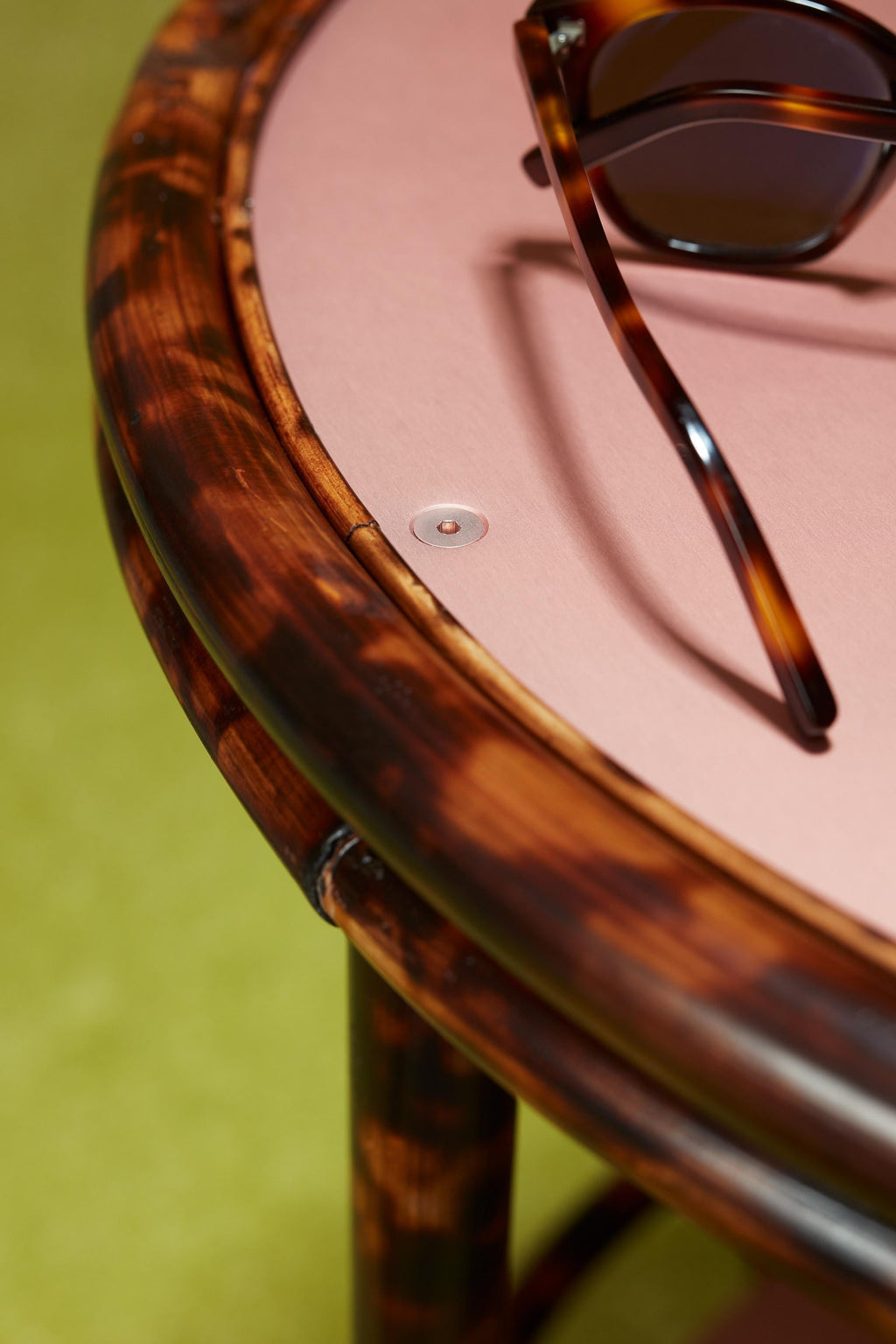 https://a.1stdibscdn.com/tortoise-torched-rattan-and-salmon-coloured-anodised-aluminium-cocktail-table-for-sale-picture-3/f_32763/f_279976421648552281081/2021_06_18_Tino_7135_master.jpg