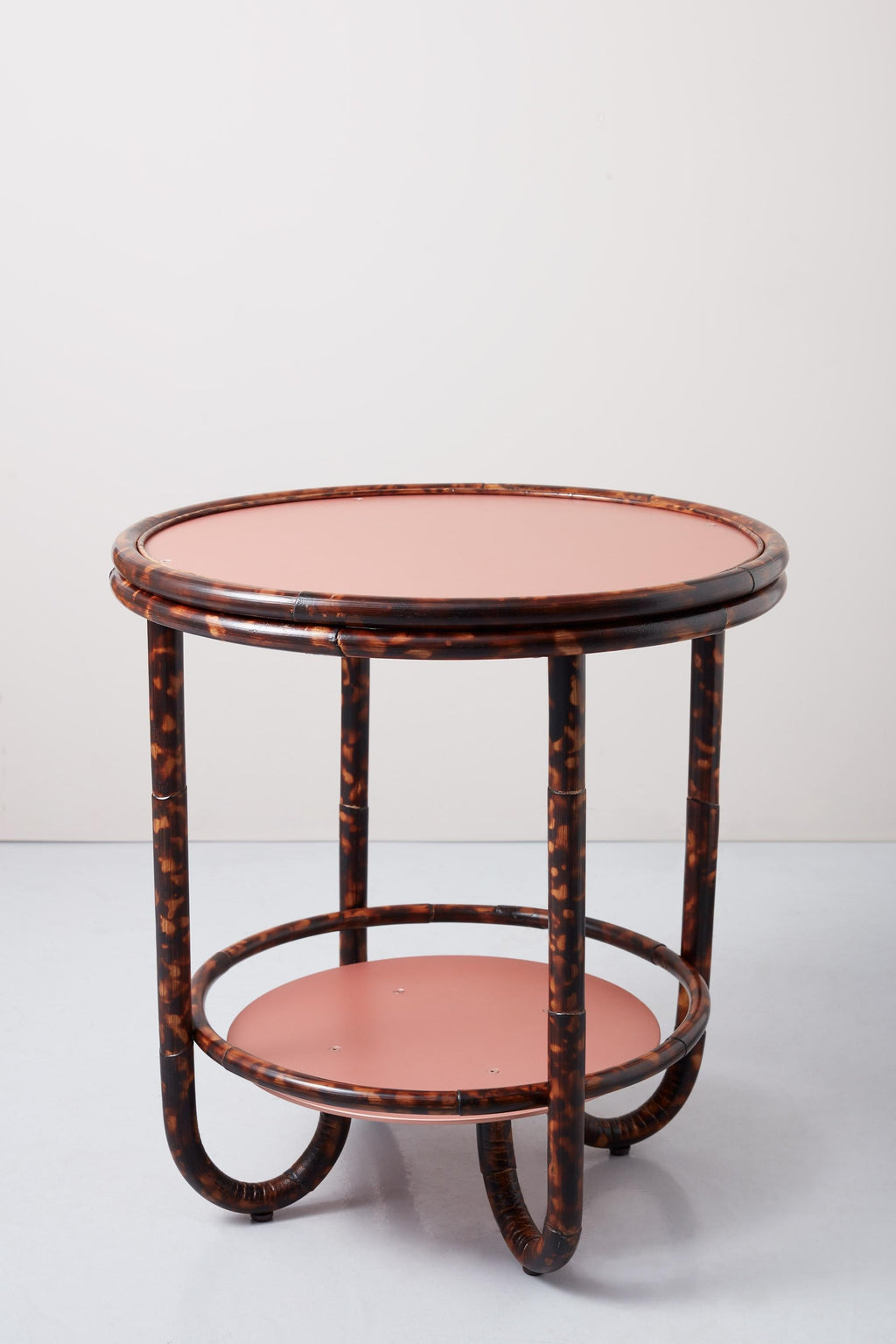 https://a.1stdibscdn.com/tortoise-torched-rattan-and-salmon-coloured-anodised-aluminium-cocktail-table-for-sale-picture-6/f_32763/f_279976421648552281150/2021_06_18_Tino_7179_master.jpg