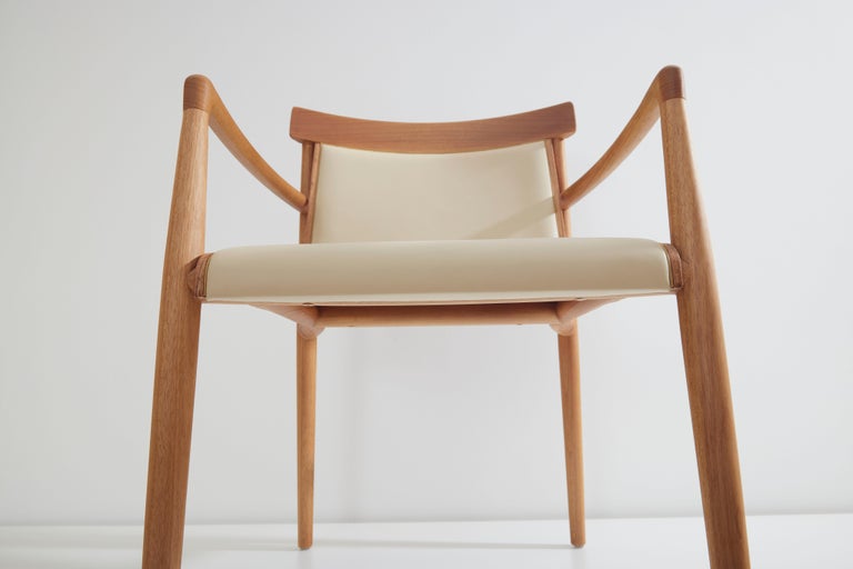 https://a.1stdibscdn.com/contemporary-chair-in-solid-wood-upholstered-in-leather-or-textiles-with-arms-for-sale-picture-10/f_35593/f_245291721626356779882/2021_07_01_DanielSimonini_155_master.jpg?width=768