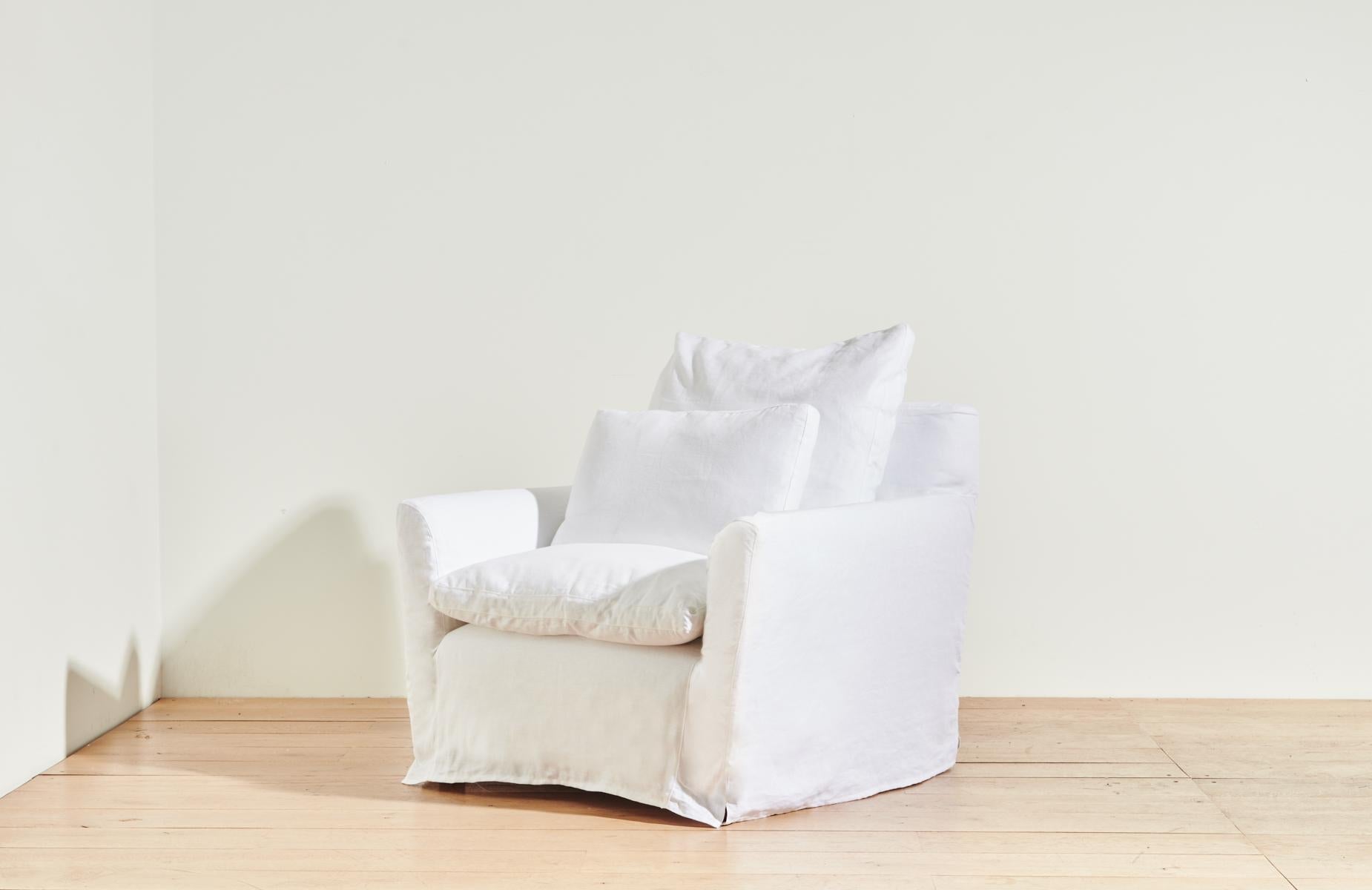 https://a.1stdibscdn.com/organic-modern-upholstered-dream-lounge-chair-in-otis-white-for-sale-picture-2/f_71252/f_298382821659474398450/20220421_ZZDRIGS_LGCR_014_OTI_02_master.jpg