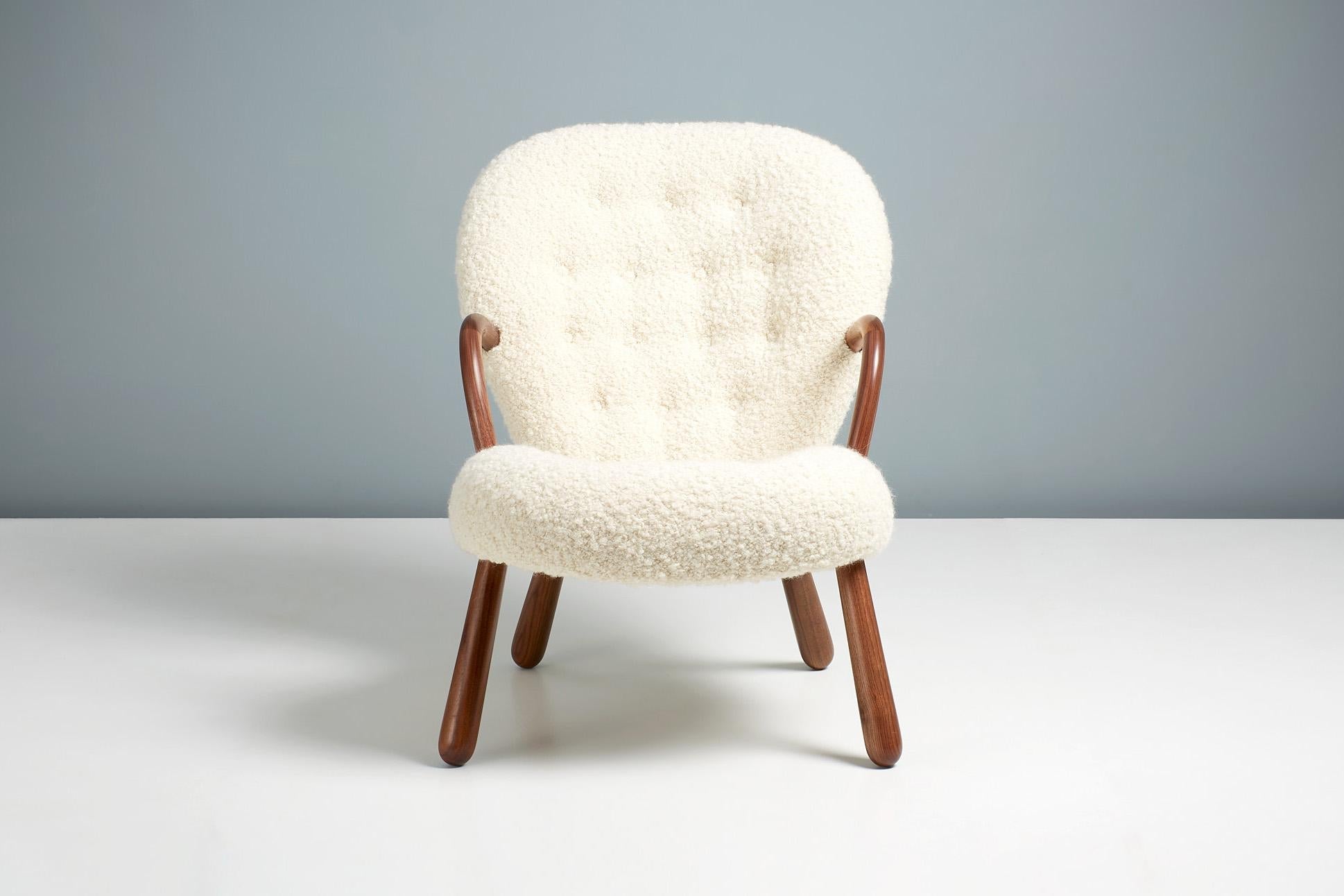https://a.1stdibscdn.com/pair-of-arnold-madsen-boucle-clam-chairs-for-sale-picture-3/f_13332/f_291079421655219195150/20220504_DagmarFurniture_Batch_069_ArnoldMadsenDagmar_ClamChair_REPRO_Opio_WhiteWalnut_10_master.jpg