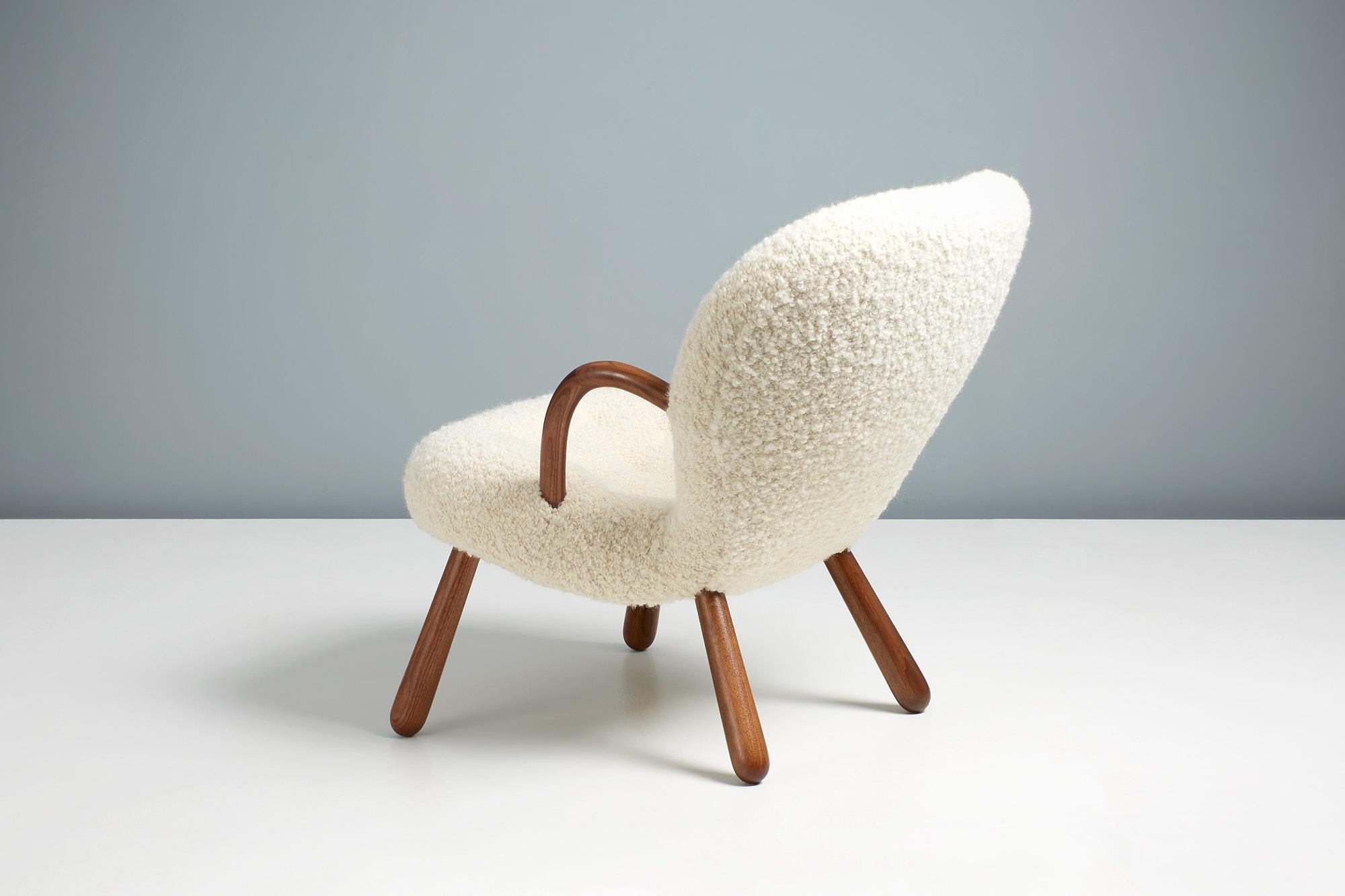 https://a.1stdibscdn.com/pair-of-arnold-madsen-boucle-clam-chairs-for-sale-picture-7/f_13332/f_291079421655219195117/20220504_DagmarFurniture_Batch_069_ArnoldMadsenDagmar_ClamChair_REPRO_Opio_WhiteWalnut_17_master.jpg