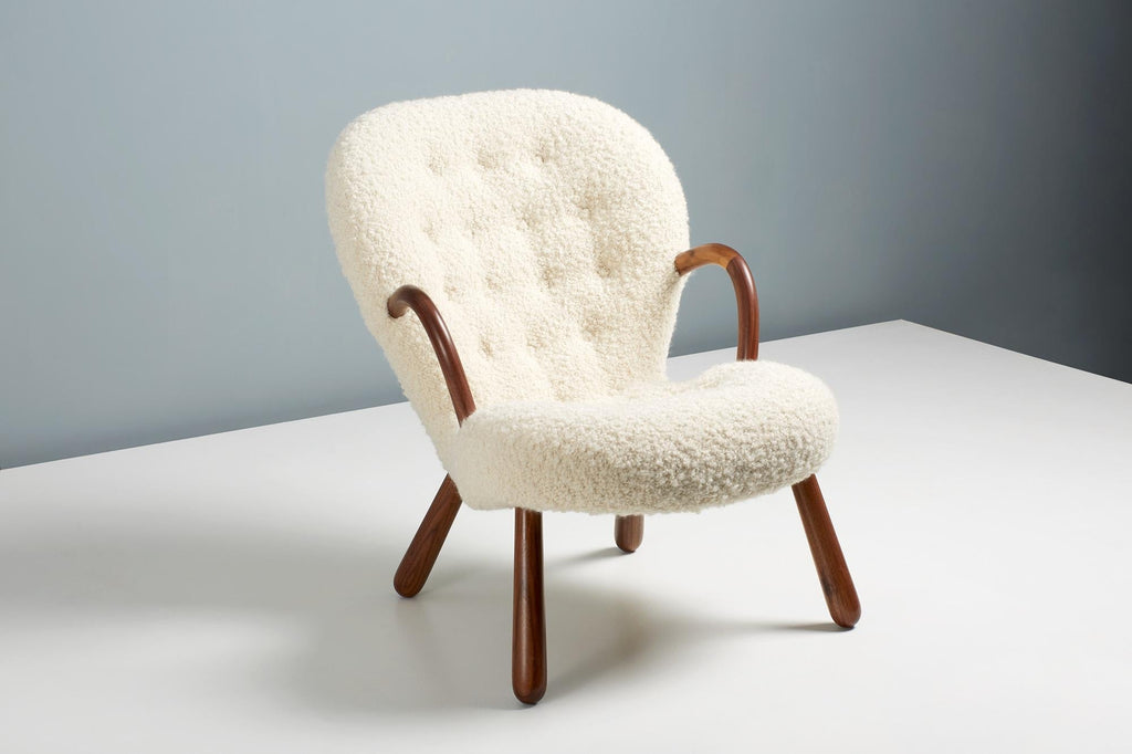 https://a.1stdibscdn.com/pair-of-arnold-madsen-boucle-clam-chairs-for-sale-picture-8/f_13332/f_291079421655219195211/20220504_DagmarFurniture_Batch_069_ArnoldMadsenDagmar_ClamChair_REPRO_Opio_WhiteWalnut_21_master.jpg