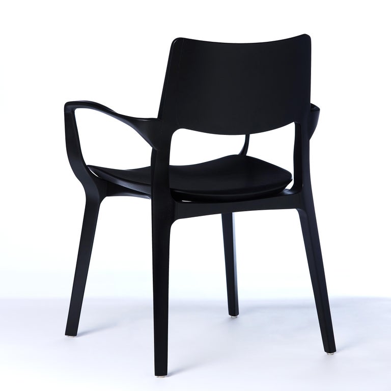 https://a.1stdibscdn.com/post-modern-style-aurora-chair-in-sculpted-black-ebonized-solid-wood-for-sale-picture-4/f_35593/f_299067221659985238930/2022_05_27_Emporio_Cadeiras_19844_master.jpg?width=768