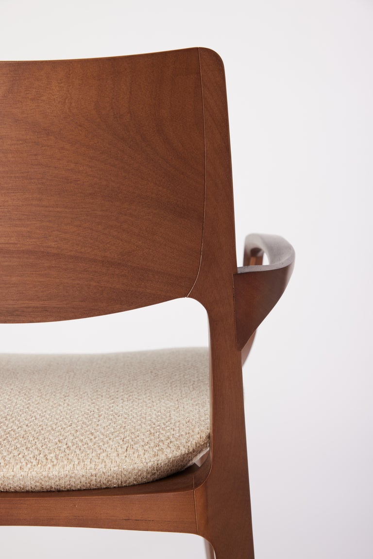 https://a.1stdibscdn.com/post-modern-style-aurora-chair-in-walnut-finish-with-wooden-back-and-textile-for-sale-picture-9/f_35593/f_299055721659984801854/2022_06_09_Daniel_Simonini20239_master.jpg?width=768
