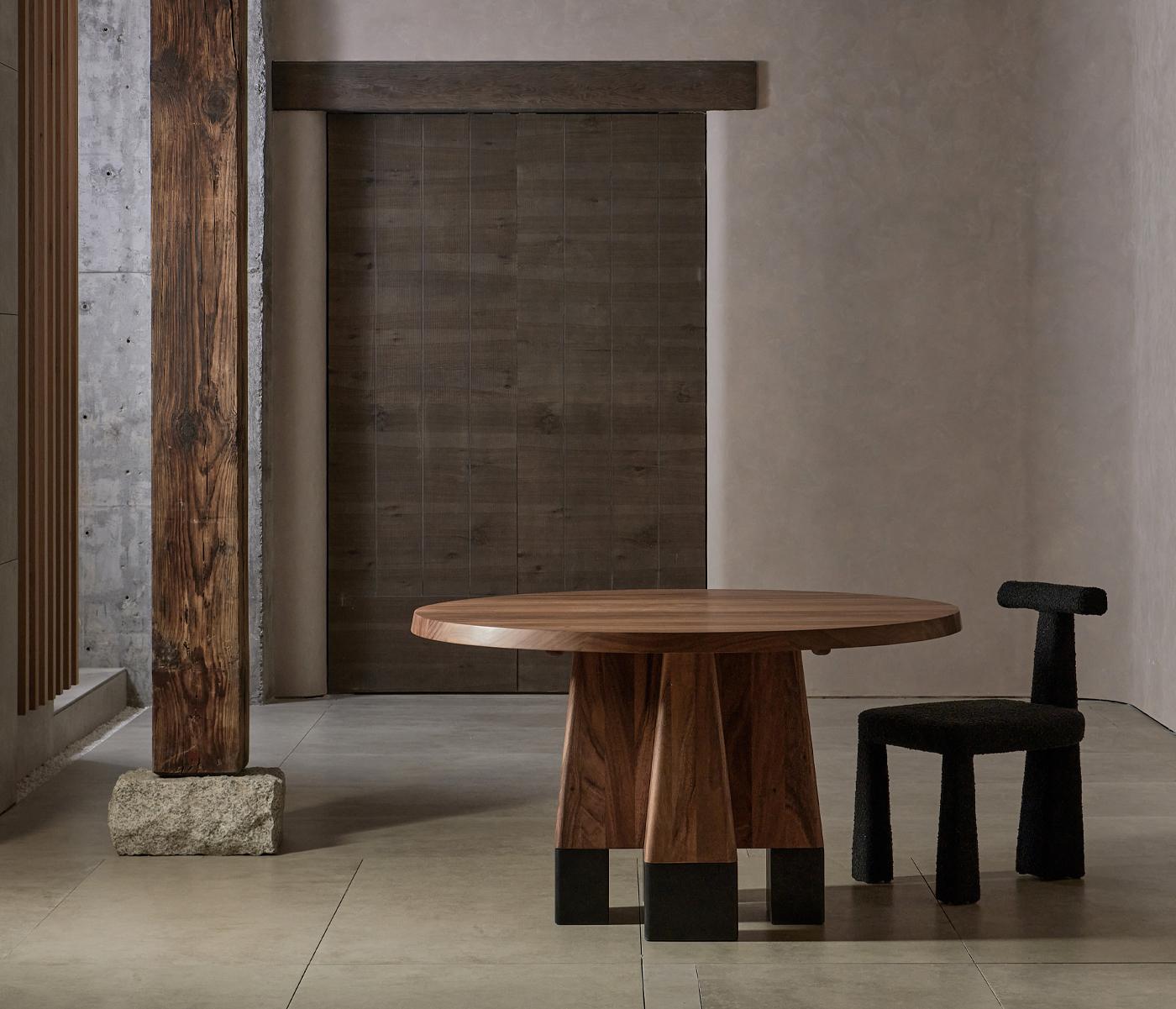 https://a.1stdibscdn.com/statue-circle-dining-table-by-daaz-for-sale-picture-3/f_12192/f_417734421728083271783/20230417174104250CBB650855E20C_b_master.jpg