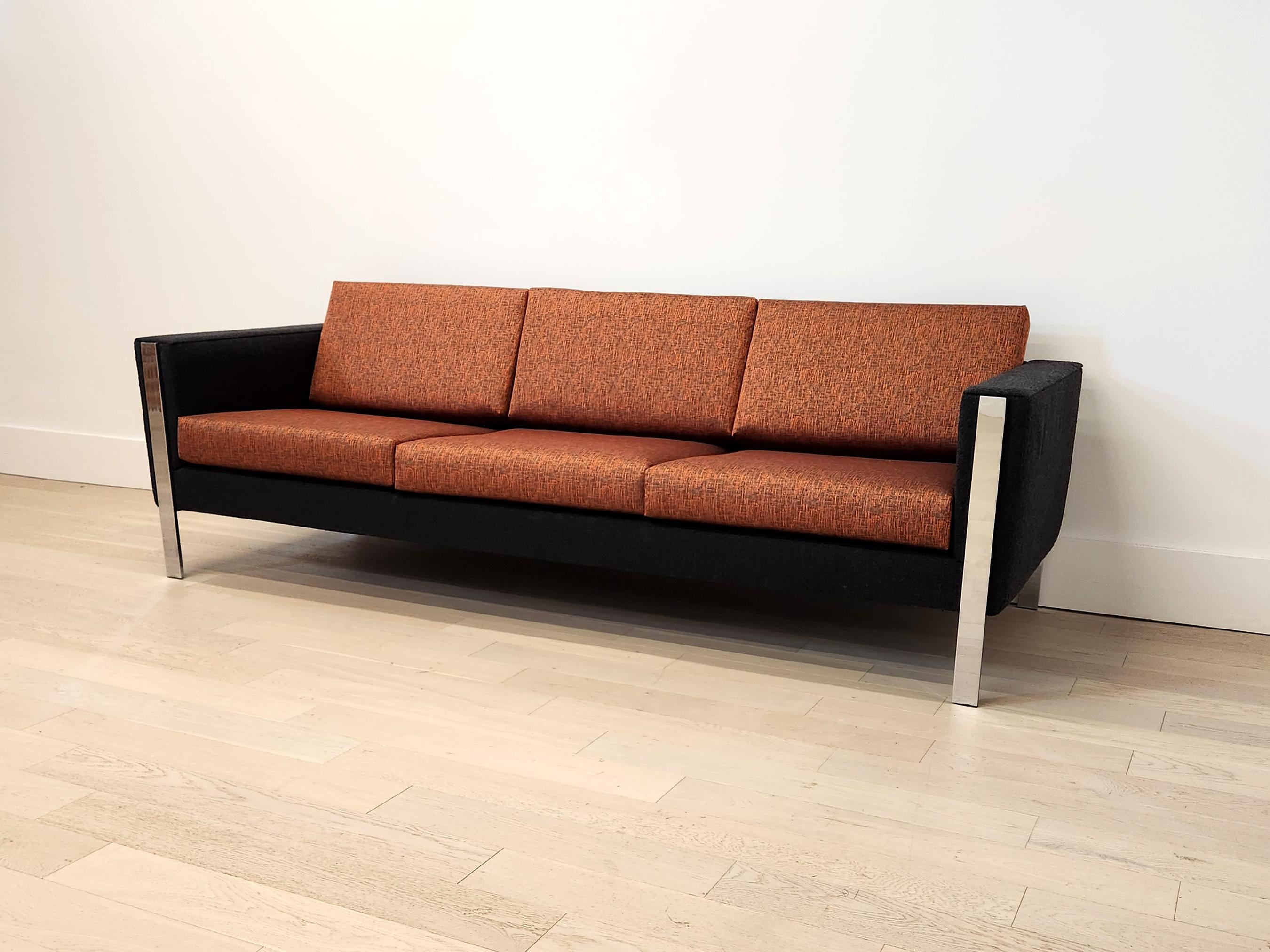 https://a.1stdibscdn.com/3-seater-modern-sofa-for-sale-picture-2/f_8031/f_317277121698856447670/20231031_142728_master.jpg