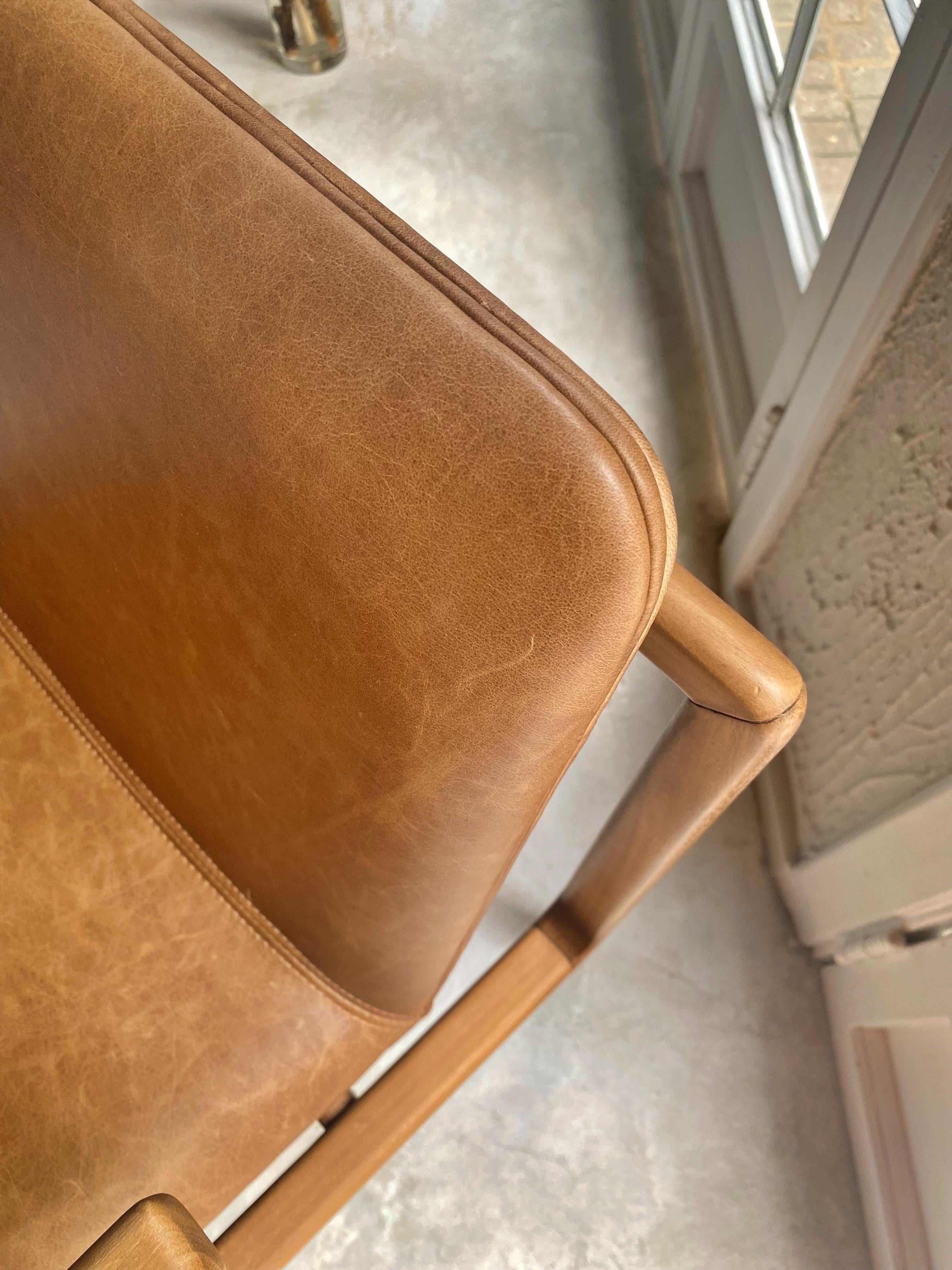 https://a.1stdibscdn.com/oscar-minimalist-chair-with-arms-in-solid-jequitiba-wood-and-natural-leather-for-sale-picture-8/f_33041/f_150167521698772419049/20231031_153702857_iOS_master.jpg