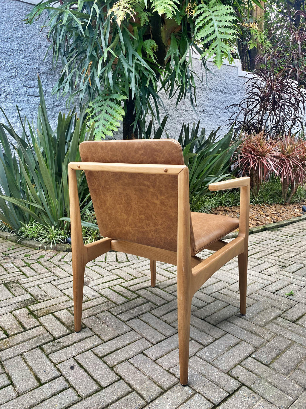 https://a.1stdibscdn.com/oscar-minimalist-chair-with-arms-in-solid-jequitiba-wood-and-natural-leather-for-sale-picture-9/f_33041/f_150167521698772419805/20231031_153921967_iOS_master.jpg