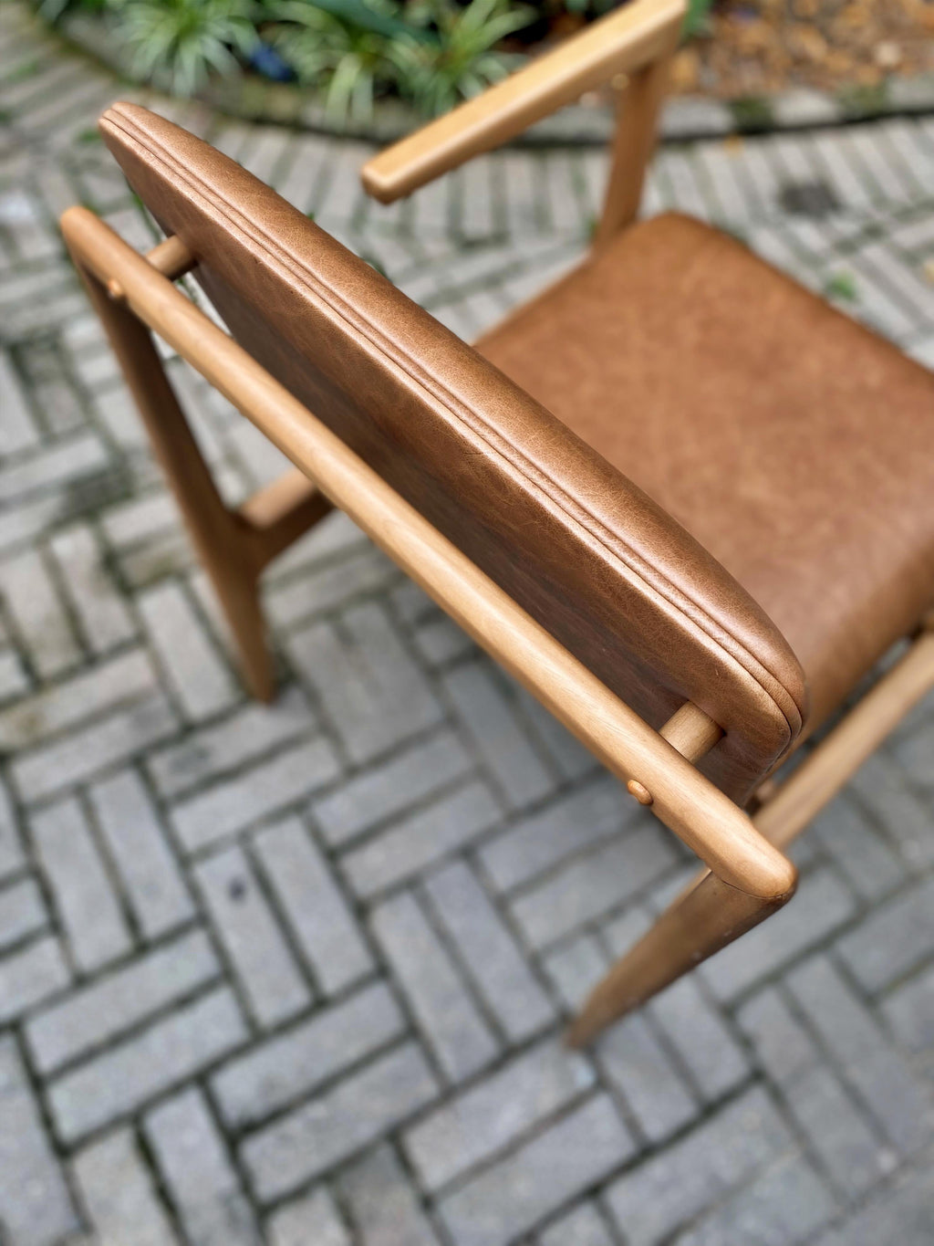 https://a.1stdibscdn.com/oscar-minimalist-chair-with-arms-in-solid-jequitiba-wood-and-natural-leather-for-sale-picture-10/f_33041/f_150167521698772418401/20231031_153933311_iOS_master.jpg