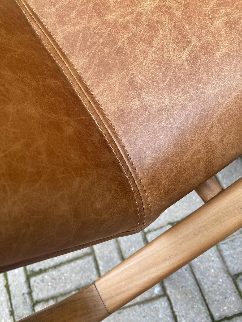 https://a.1stdibscdn.com/oscar-minimalist-chair-with-arms-in-solid-jequitiba-wood-and-natural-leather-for-sale-picture-12/f_33041/f_150167521698772422396/20231031_153951902_iOS_master.jpg