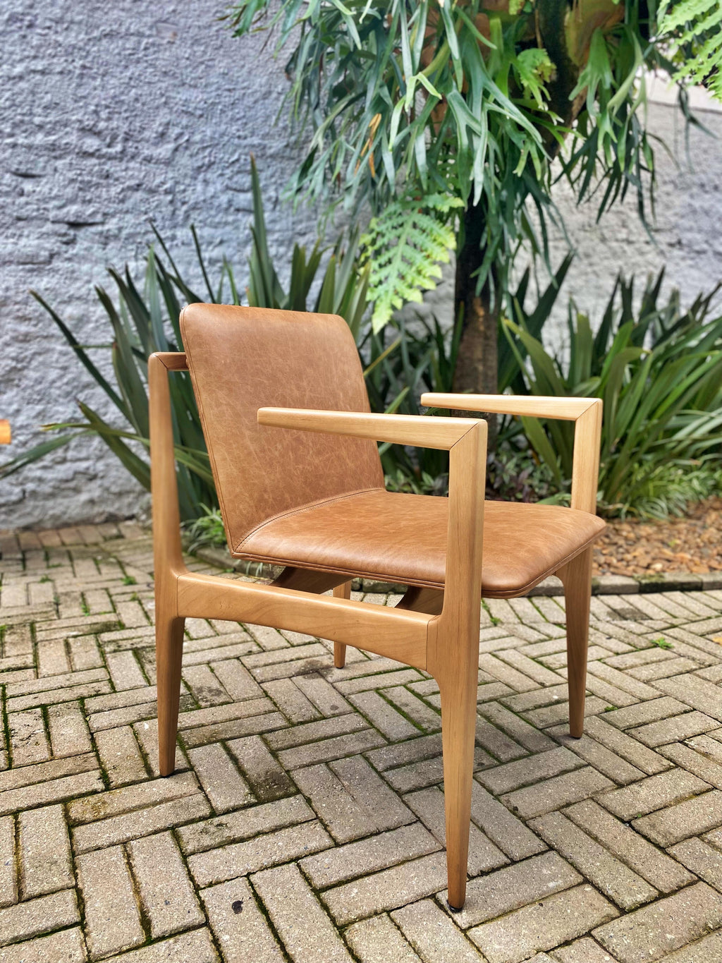 https://a.1stdibscdn.com/oscar-minimalist-chair-with-arms-in-solid-jequitiba-wood-and-natural-leather-for-sale-picture-3/f_33041/f_150167521698772422336/20231031_154018527_iOS_master.jpg