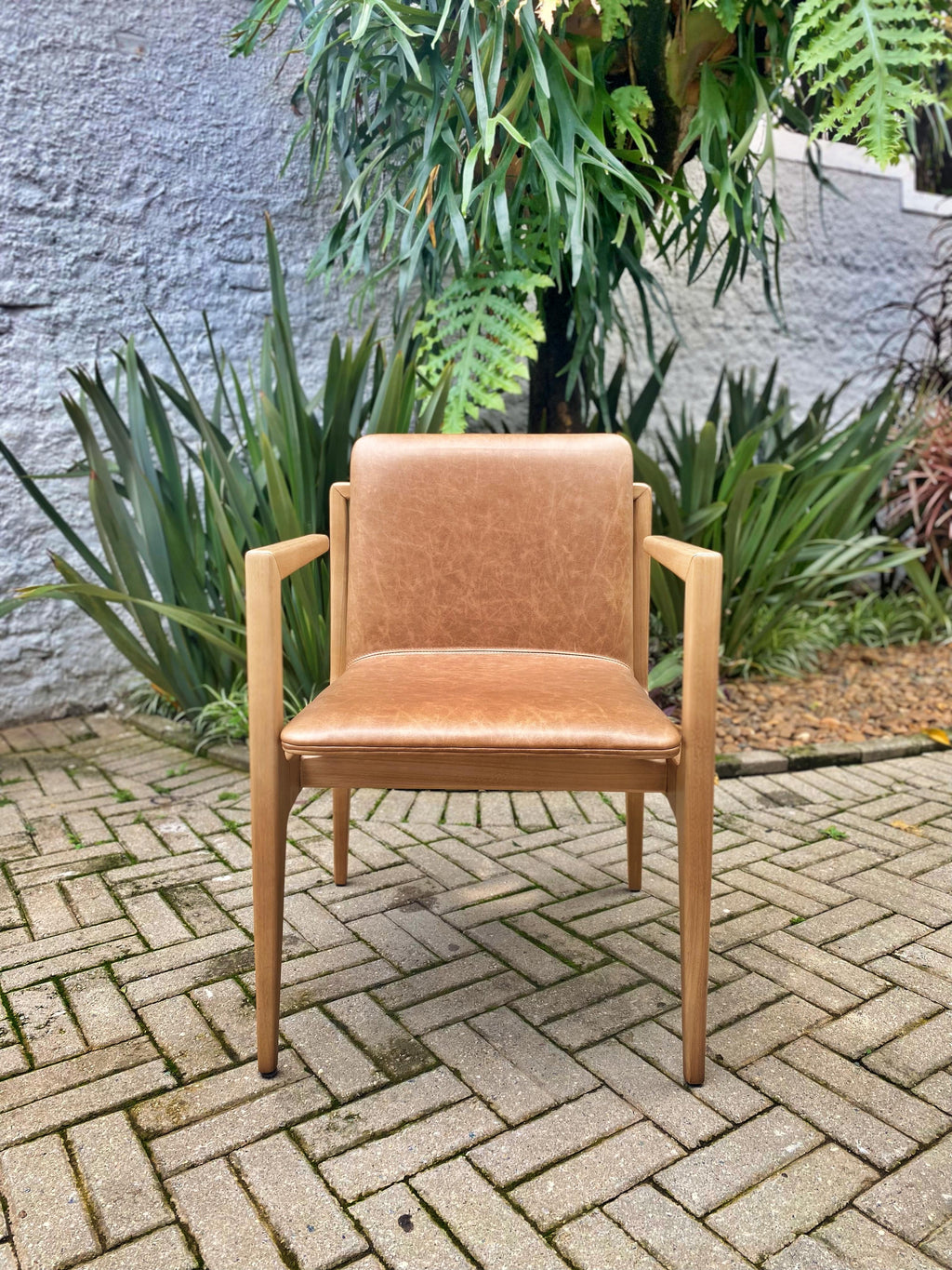 https://a.1stdibscdn.com/oscar-minimalist-chair-with-arms-in-solid-jequitiba-wood-and-natural-leather-for-sale-picture-13/f_33041/f_150167521698772422350/20231031_154114481_iOS_master.jpg