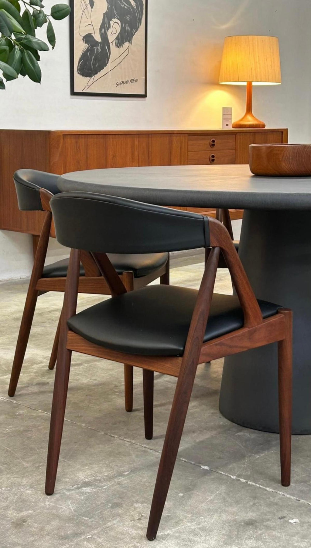 https://a.1stdibscdn.com/round-natural-plaster-dining-table-cone-120-by-isabelle-beaumont-for-sale-picture-7/f_86552/f_390967921714720896192/20240229_151731000_iOS_master.jpg