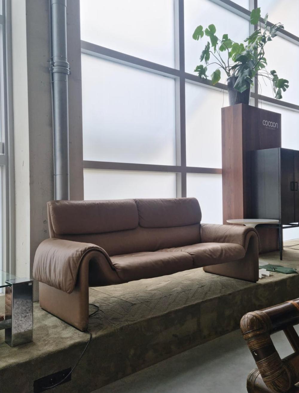 https://a.1stdibscdn.com/de-sede-ds-2011-two-seater-sofa-in-snow-leather-by-de-sede-design-team-for-sale-picture-9/f_16392/f_324460721769595668651/20240829_163142_master_1__master.jpg