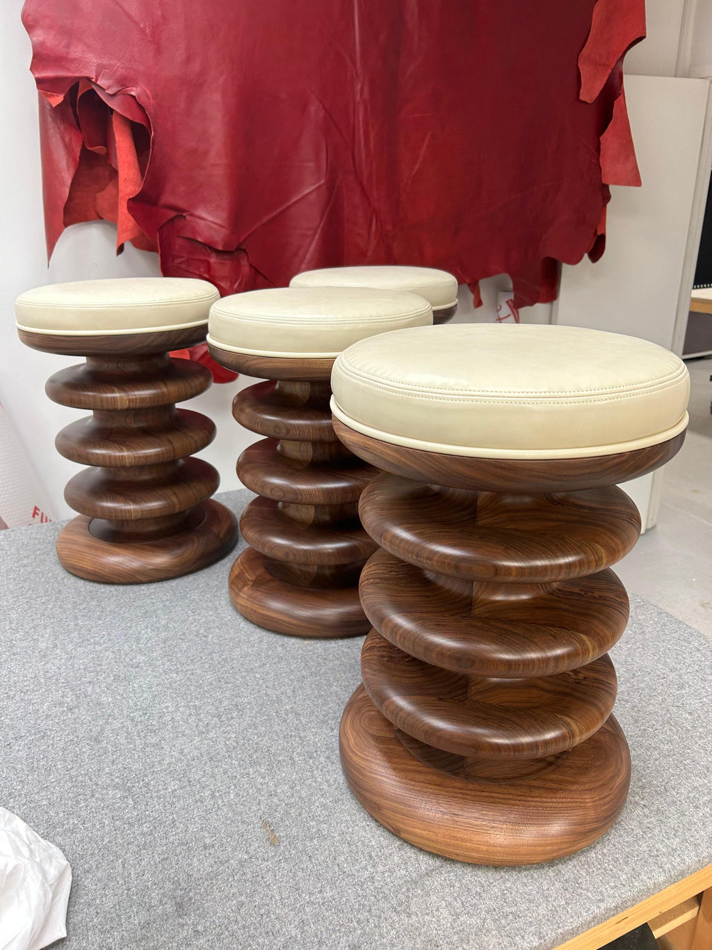 https://a.1stdibscdn.com/contemporary-vertere-stool-in-oiled-walnut-with-white-leather-seat-pad-for-sale-picture-7/f_27813/f_25284772/2024_01_11_09_21_1738926527919_master.jpg