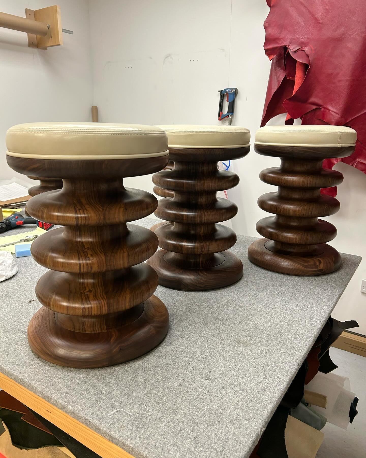 https://a.1stdibscdn.com/contemporary-vertere-stool-in-oiled-walnut-with-white-leather-seat-pad-for-sale-picture-9/f_27813/f_252847721738926492774/2024_01_11_17_28_50_1_master.jpg