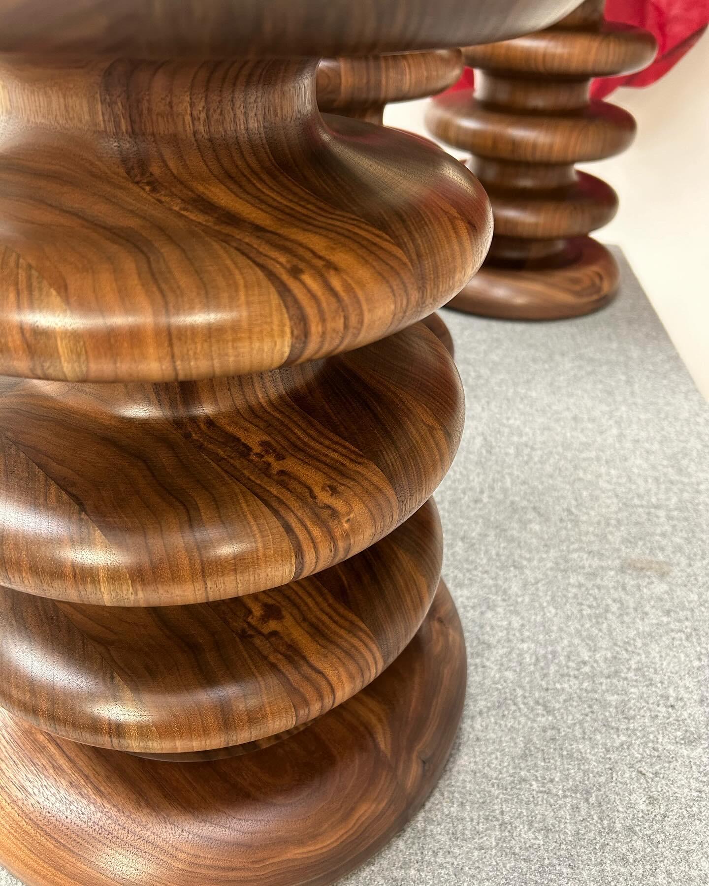 https://a.1stdibscdn.com/contemporary-vertere-stool-in-oiled-walnut-with-white-leather-seat-pad-for-sale-picture-8/f_27813/f_252847721738926492728/2024_01_11_17_28_50_master.jpg