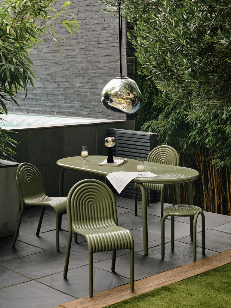 https://a.1stdibscdn.com/tom-dixon-groove-aluminum-outdoor-stool-in-putty-for-sale-picture-17/f_14472/f_456558021751141423691/2024_09_20_TOM_DIXON_GROOVE4501_master.jpg?width=768