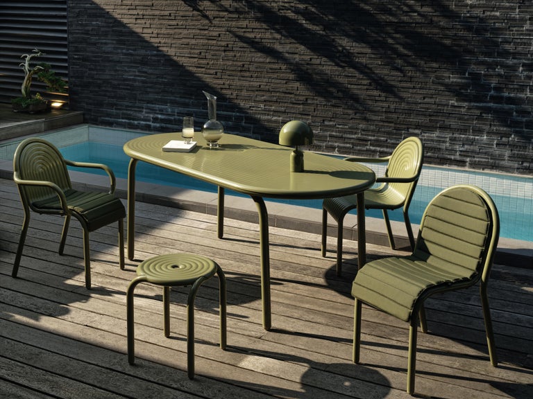 https://a.1stdibscdn.com/tom-dixon-groove-aluminum-outdoor-stool-in-putty-for-sale-picture-10/f_14472/f_456558021751141418959/2024_09_20_TOM_DIXON_GROOVE4829_master.jpg?width=768