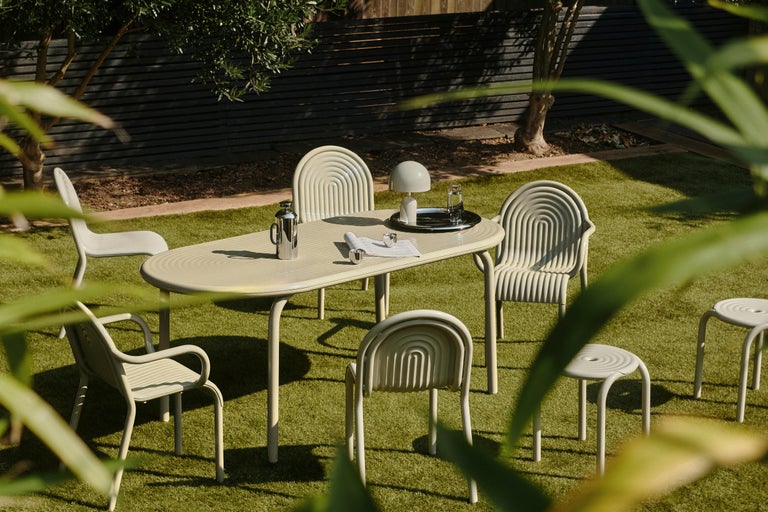 https://a.1stdibscdn.com/tom-dixon-groove-aluminum-outdoor-stool-in-putty-for-sale-picture-7/f_14472/f_456558021751141425176/2024_09_20_TOM_DIXON_GROOVE_HANDHELD_0520_master.jpg?width=768