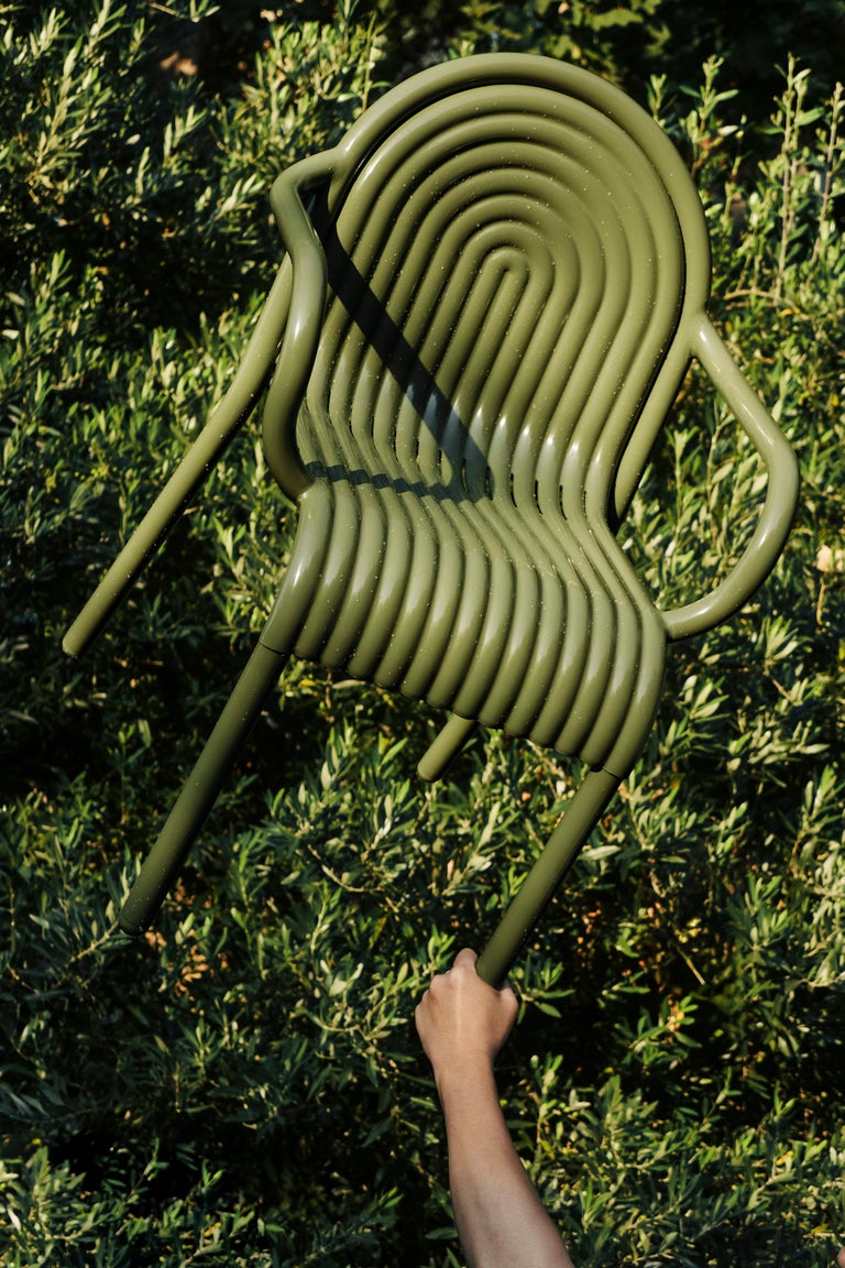 https://a.1stdibscdn.com/tom-dixon-groove-aluminum-outdoor-armchair-in-moss-green-for-sale-picture-3/f_14472/f_456555121751140478116/2024_09_20_TOM_DIXON_GROOVE_HANDHELD_0649_master.jpeg?width=768