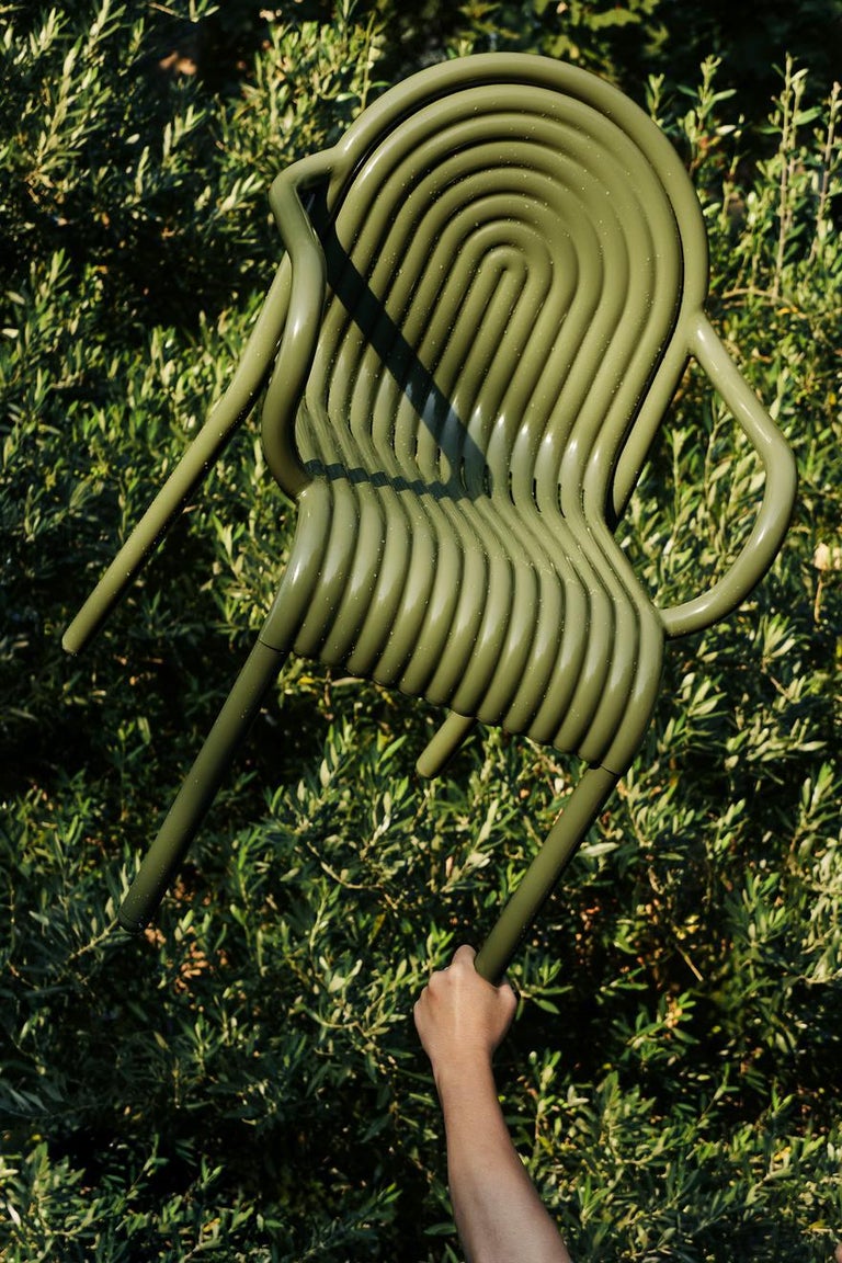 https://a.1stdibscdn.com/pair-of-tom-dixon-groove-aluminum-outdoor-dining-chairs-in-moss-green-for-sale-picture-14/9420003/f_438537321740779011488/2024_09_20_TOM_DIXON_GROOVE_HANDHELD_0649_master.jpg?width=768