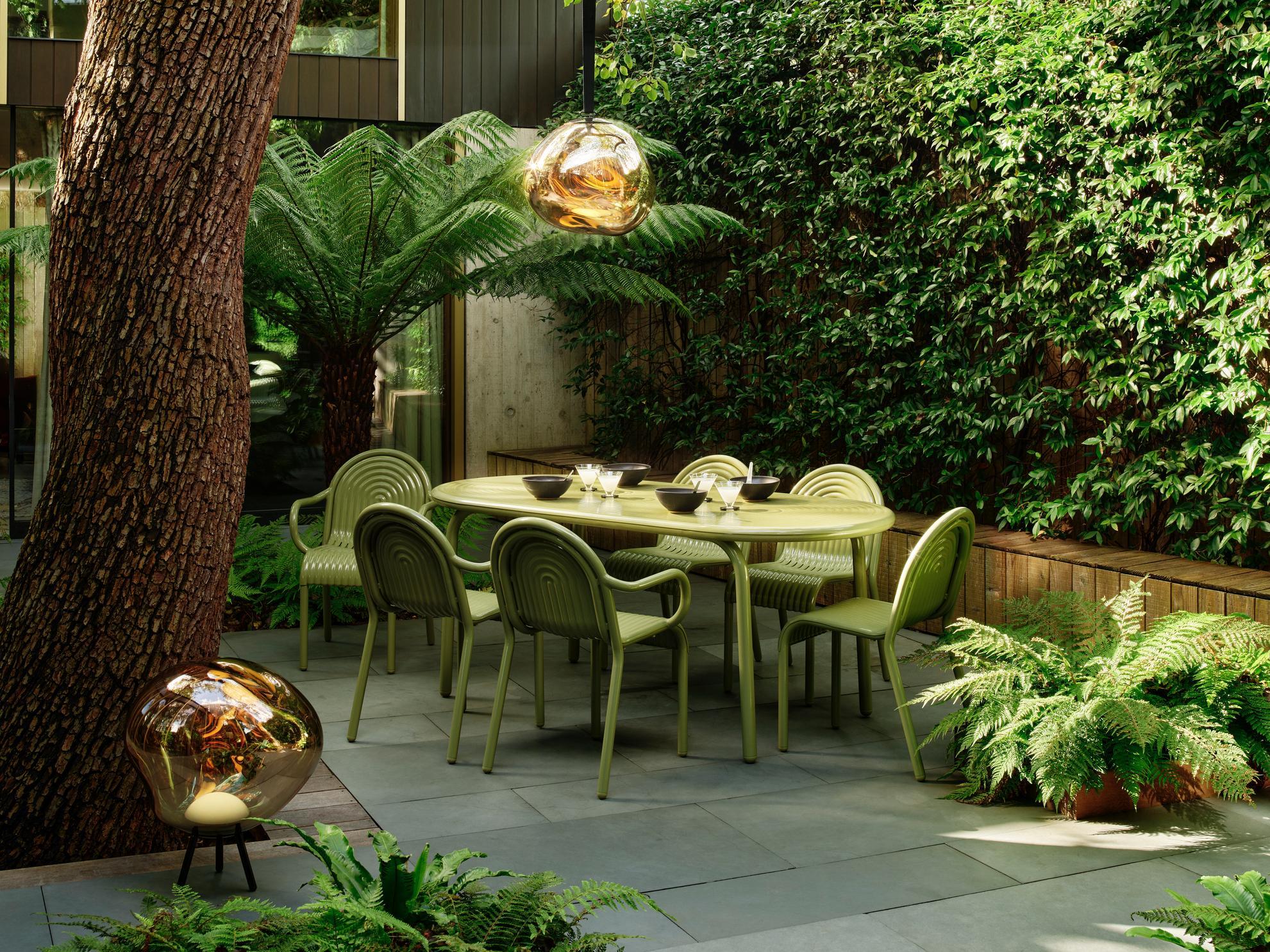 https://a.1stdibscdn.com/tom-dixon-groove-aluminum-outdoor-dining-table-in-moss-green-for-sale-picture-2/f_14472/f_438611021740863667322/2024_09_30_TOM_DIXON_SS25_NEWNESS_6739_HDR_copy_master.jpg